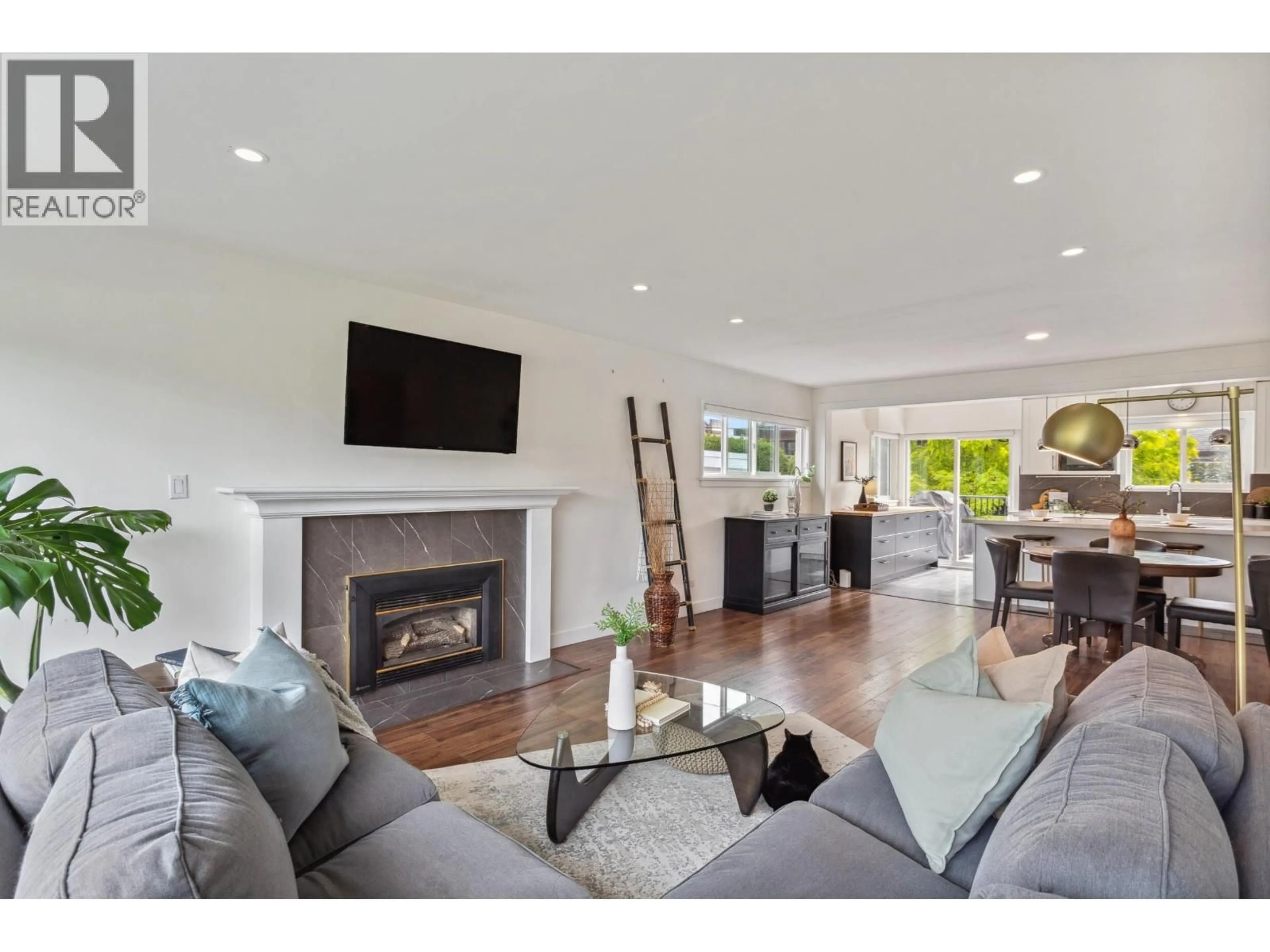 Living room with furniture, wood/laminate floor for 935 BEACONSFIELD ROAD, North Vancouver British Columbia V7R1S7