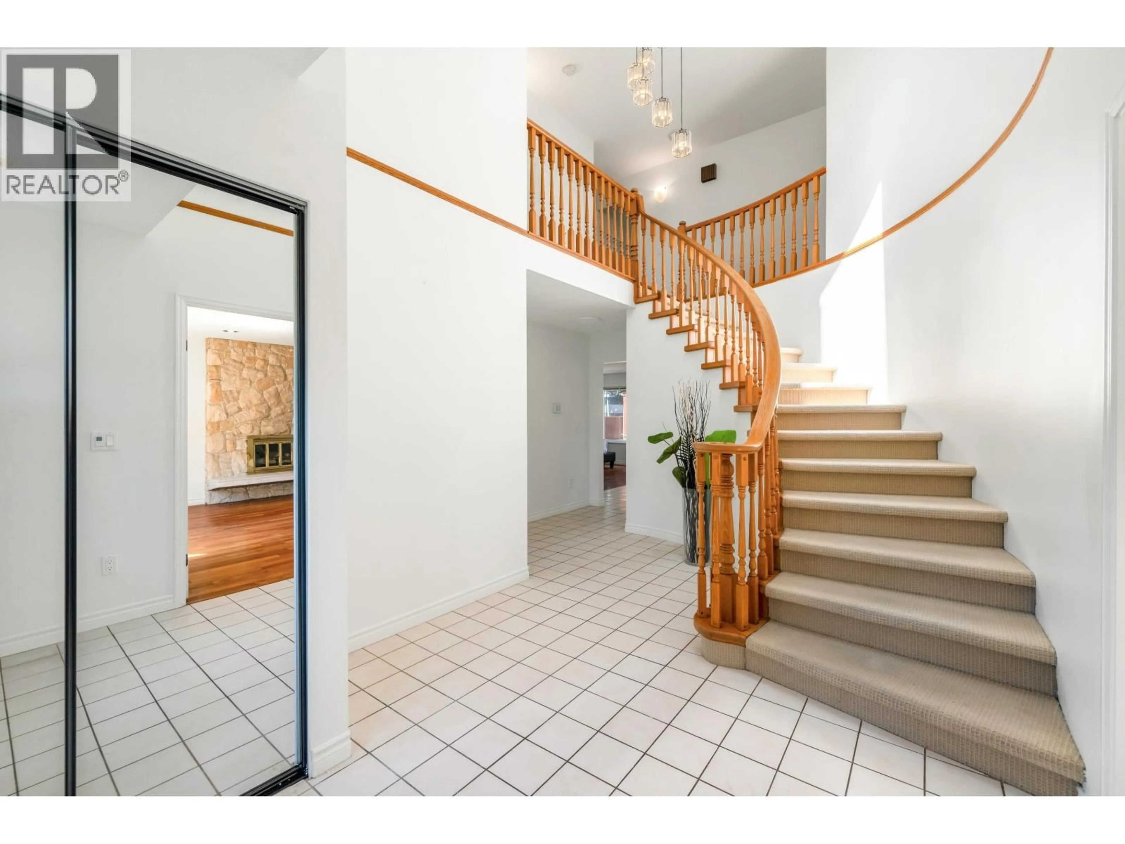 Indoor foyer for 2507 ASHURST AVENUE, Coquitlam British Columbia V3K5T5