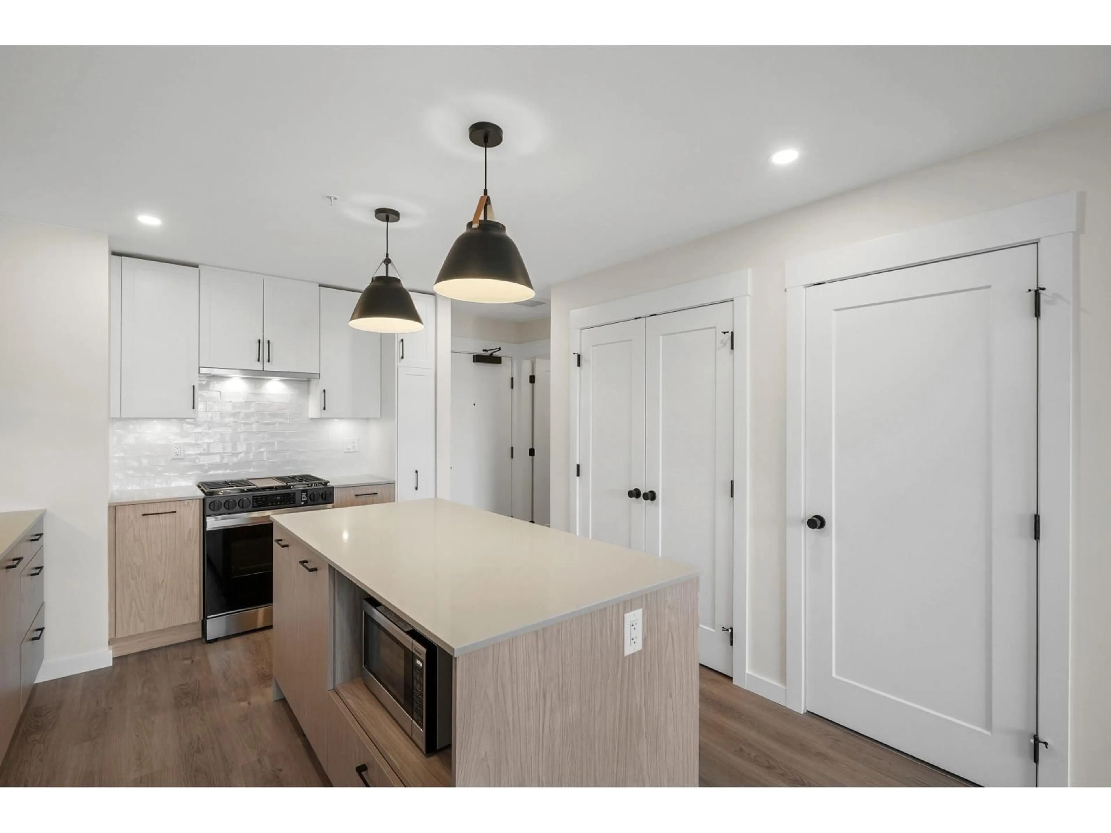 Open concept kitchen, unknown for 505 - 27218 ALDERGROVE TOWN CENTRE DRIVE, Langley British Columbia V4W3N7