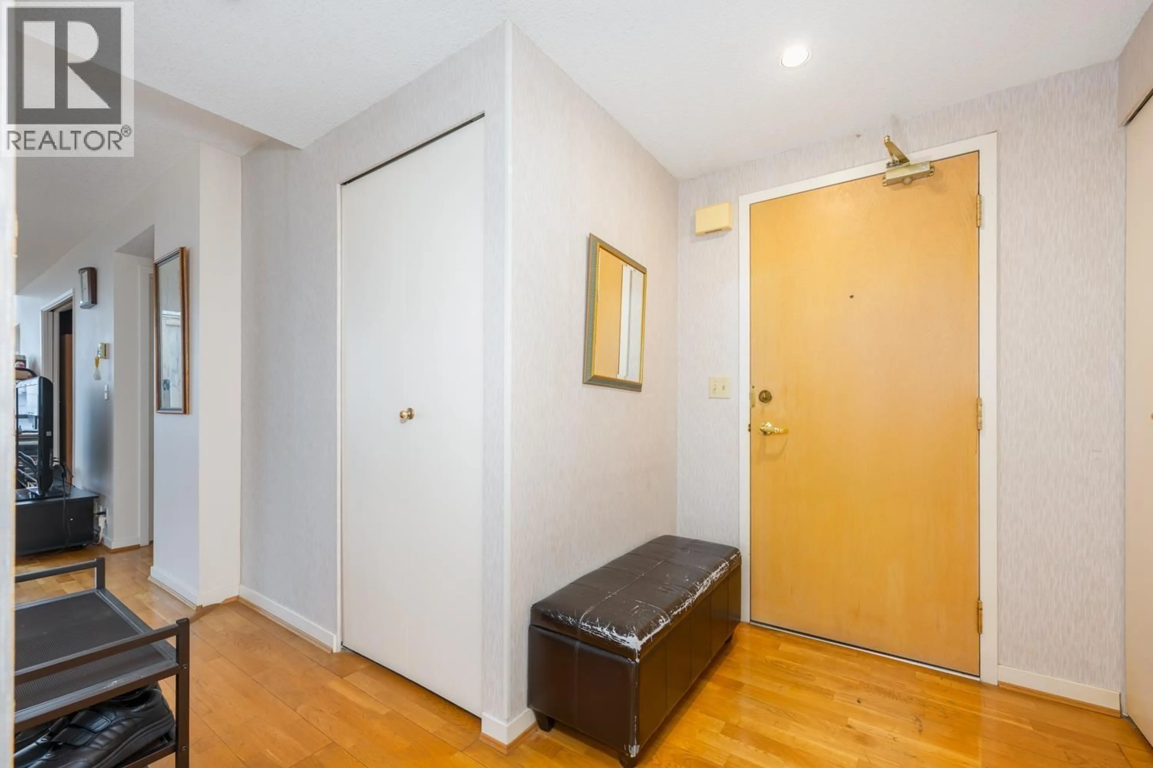 Indoor foyer for 1601 - 6282 KATHLEEN AVENUE, Burnaby British Columbia V5H4J4