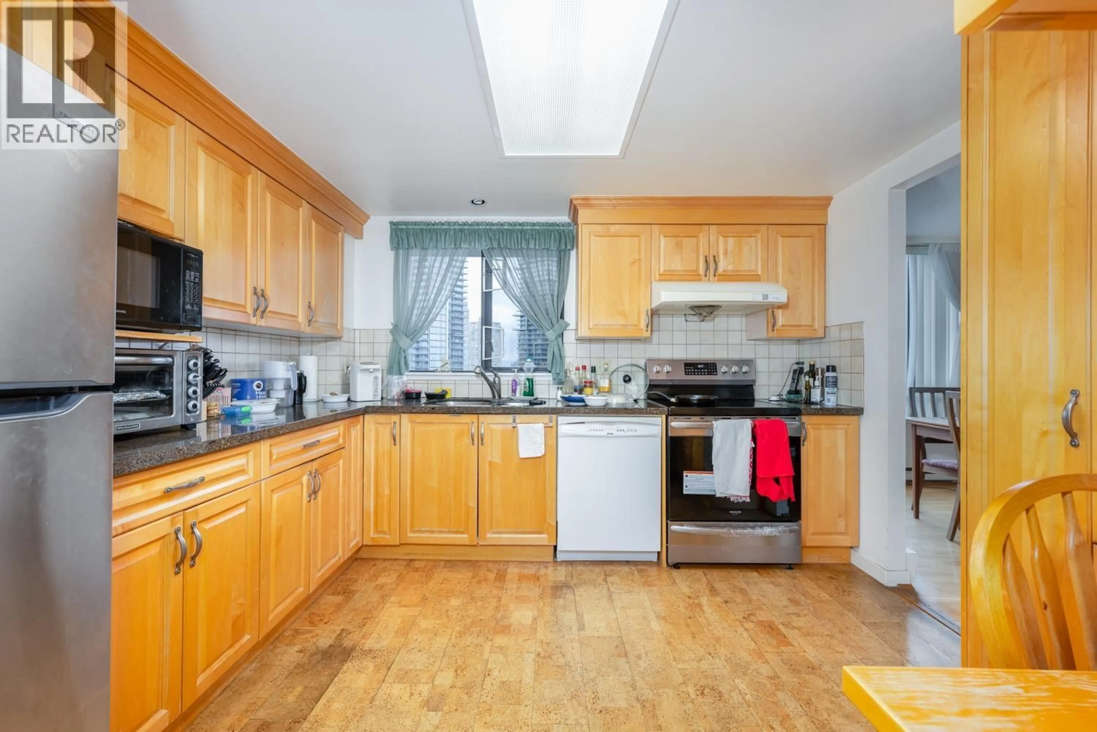 Standard kitchen, unknown for 1601 - 6282 KATHLEEN AVENUE, Burnaby British Columbia V5H4J4