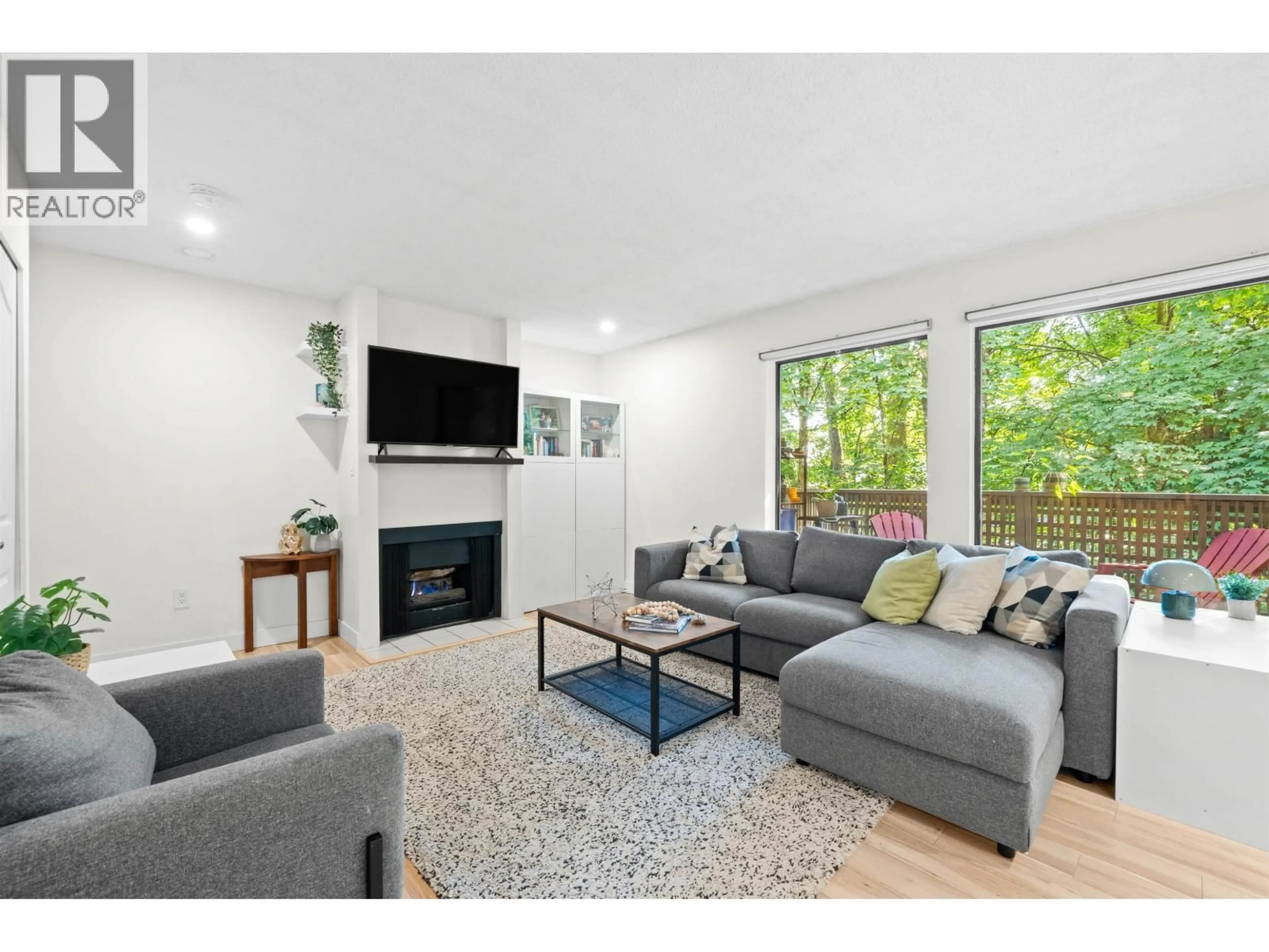 Living room with furniture, wood/laminate floor for 3192 MOUNTAIN HIGHWAY, North Vancouver British Columbia V7K2H5