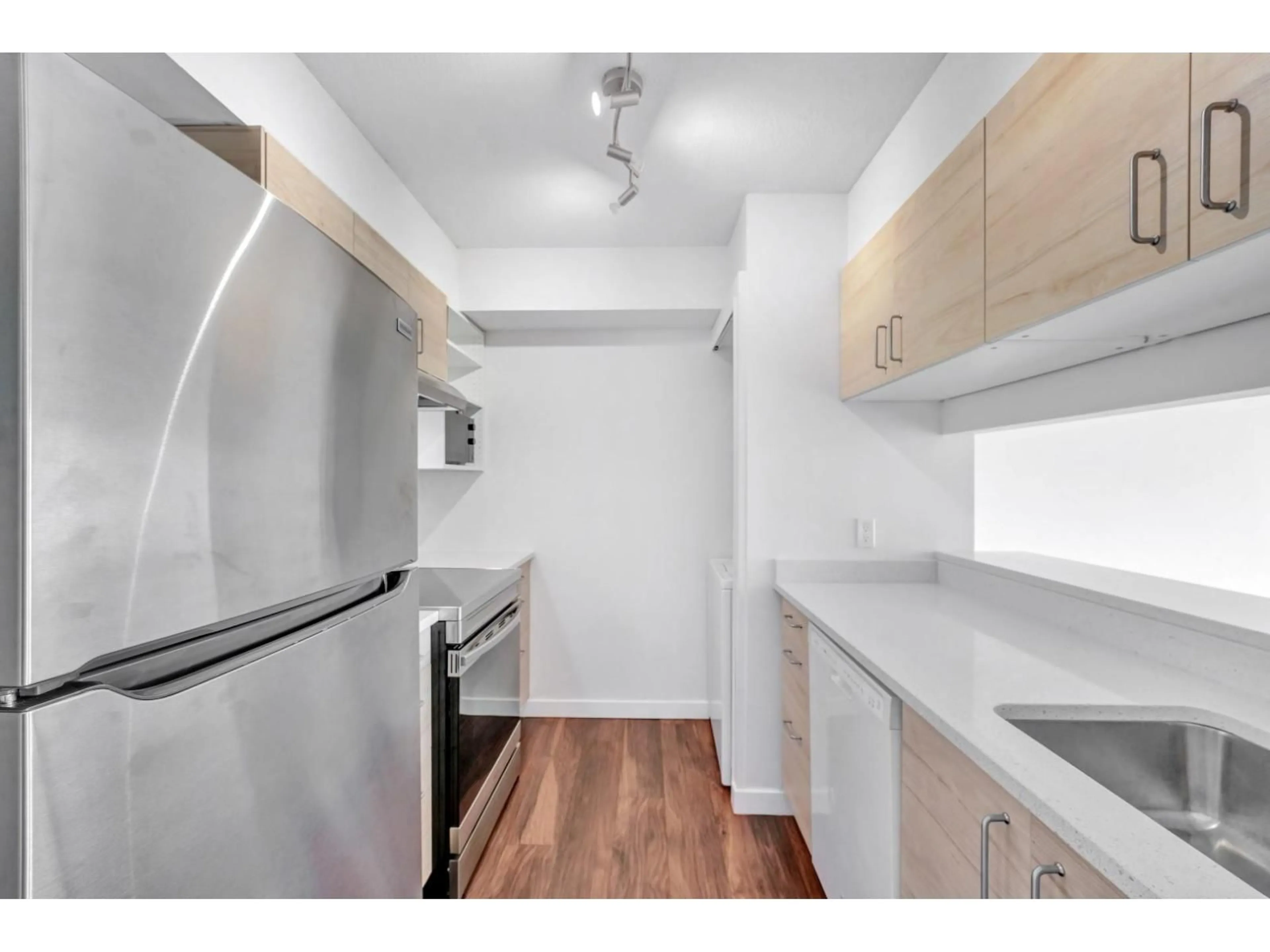 Standard kitchen, wood/laminate floor for 803 - 9830 WHALLEY BOULEVARD, Surrey British Columbia V3T5S7