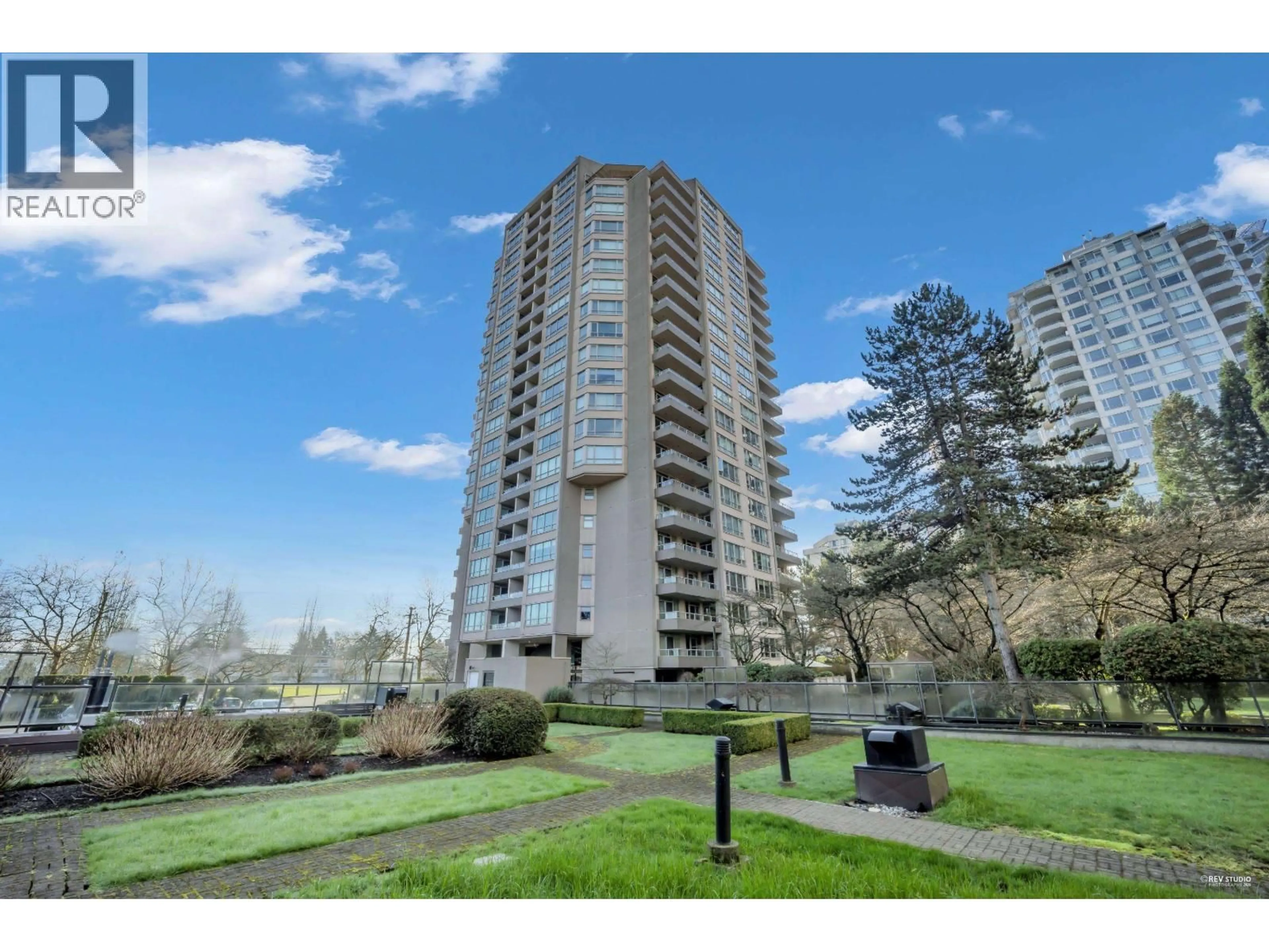 A pic from outside/outdoor area/front of a property/back of a property/a pic from drone, unknown for 1904 - 6055 NELSON AVENUE, Burnaby British Columbia V5H4L4