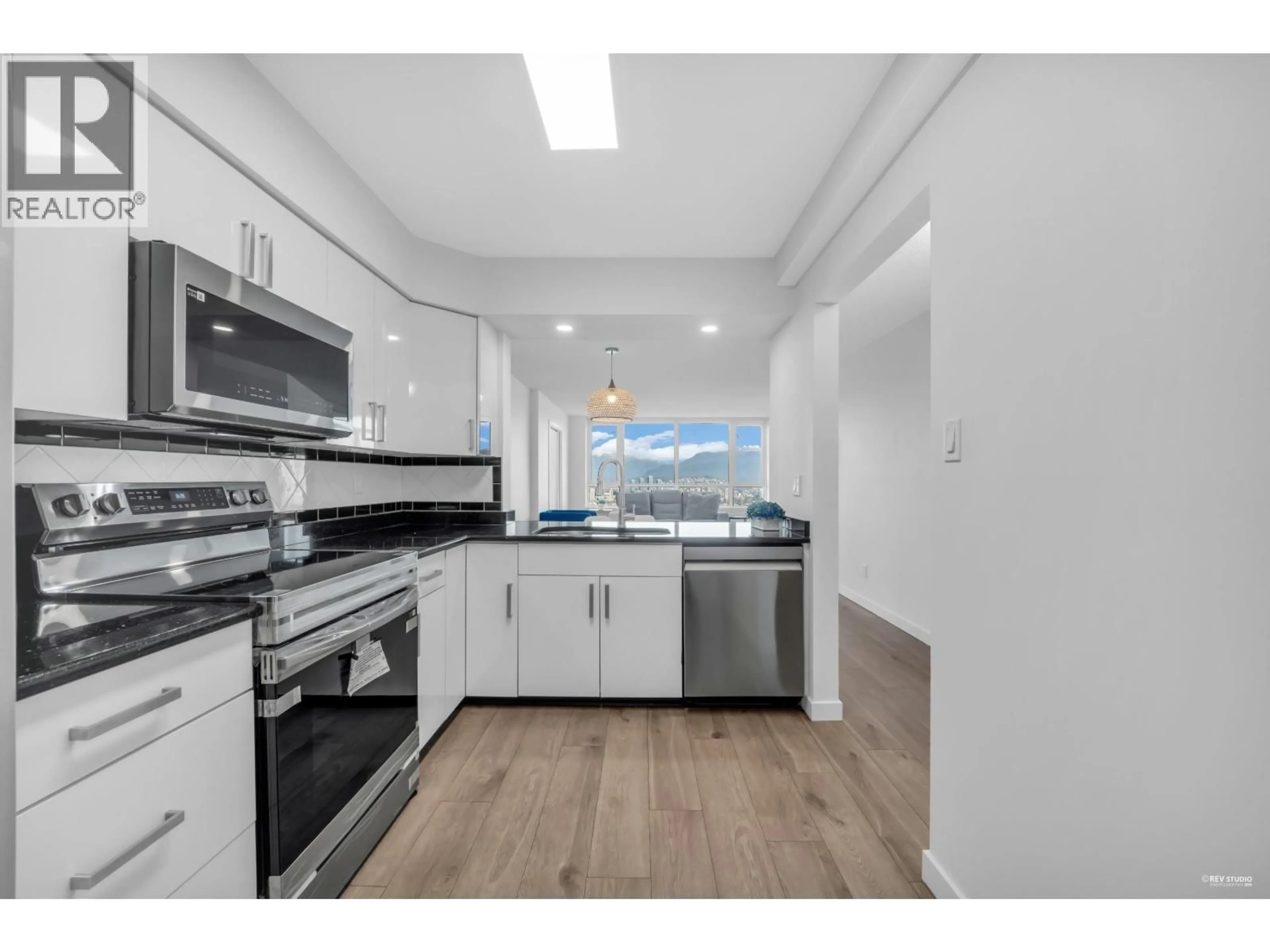 Standard kitchen, unknown for 1904 - 6055 NELSON AVENUE, Burnaby British Columbia V5H4L4