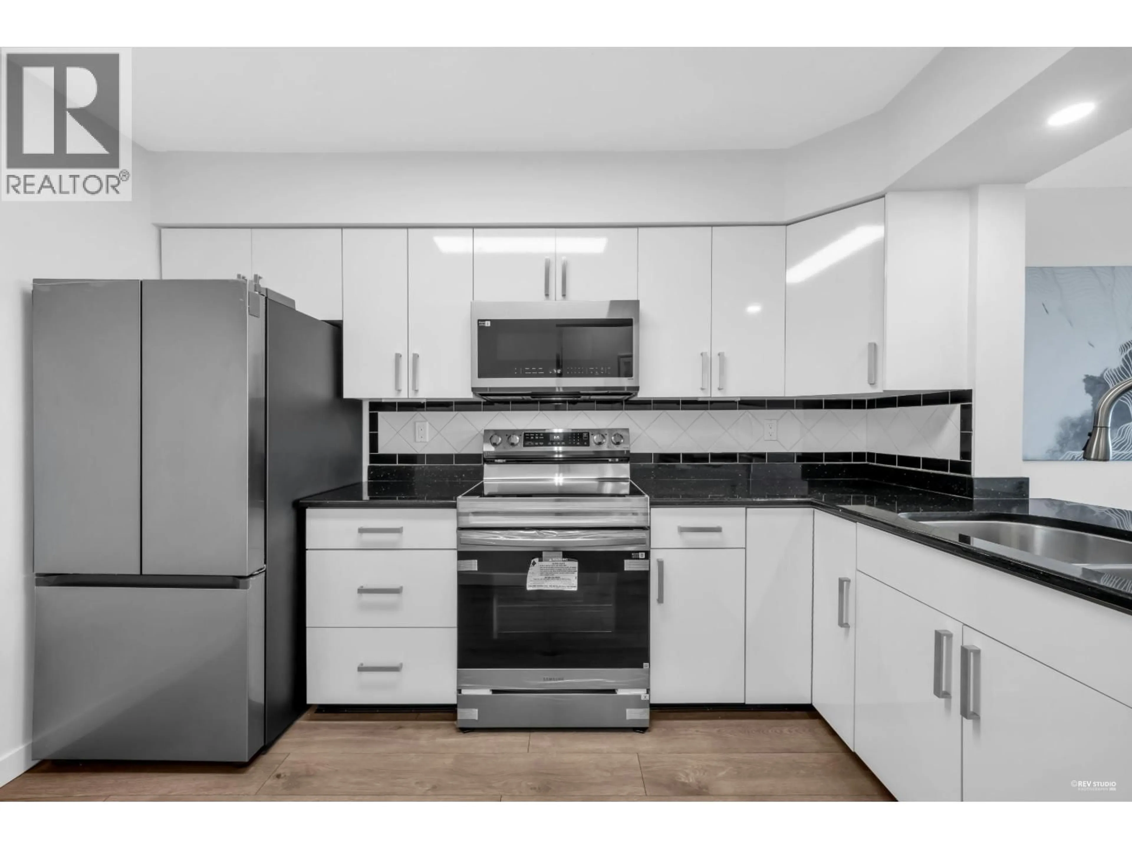 Standard kitchen, unknown for 1904 - 6055 NELSON AVENUE, Burnaby British Columbia V5H4L4
