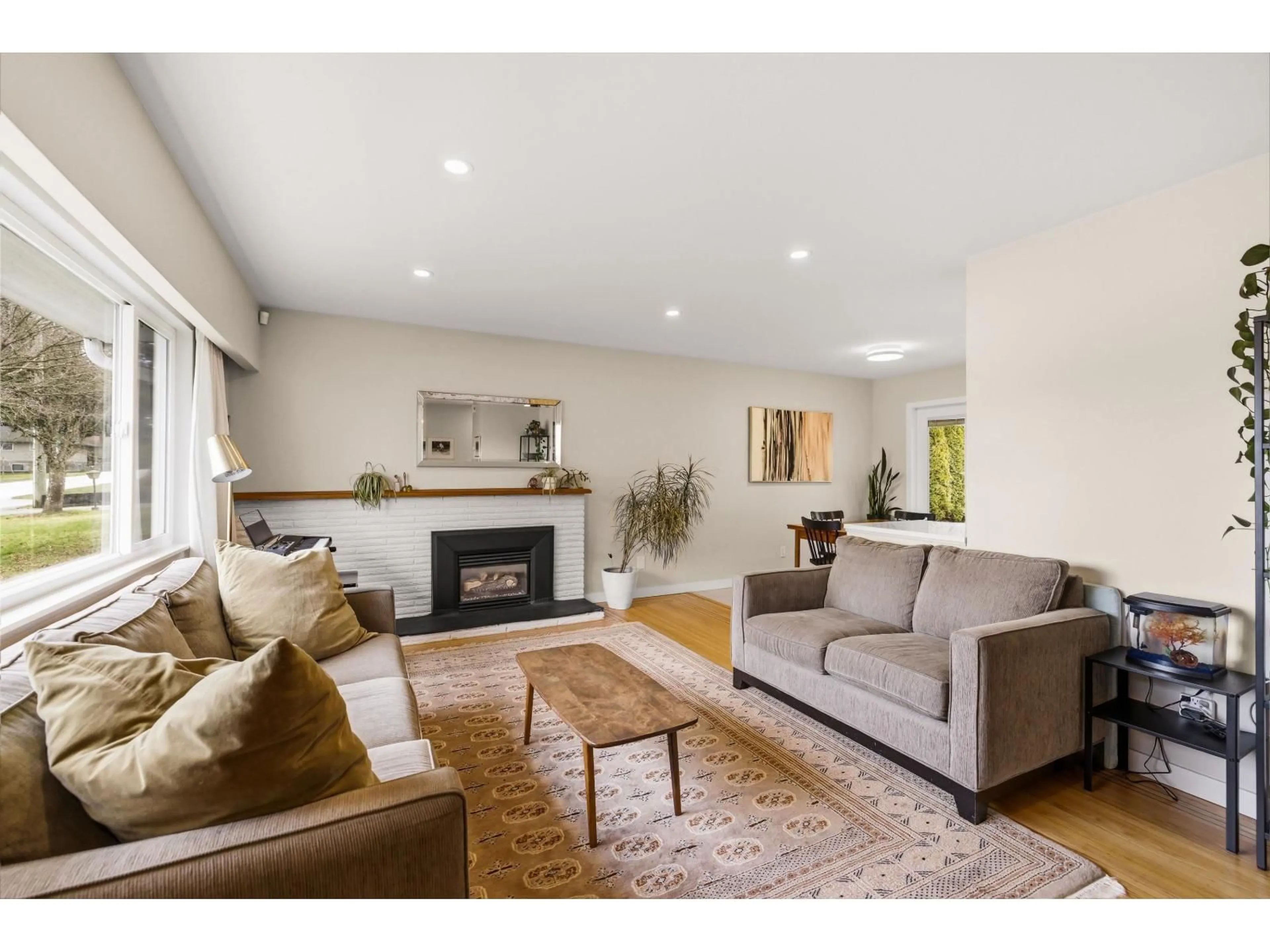 Living room with furniture, unknown for 11516 97 AVENUE, Surrey British Columbia V3V2B6