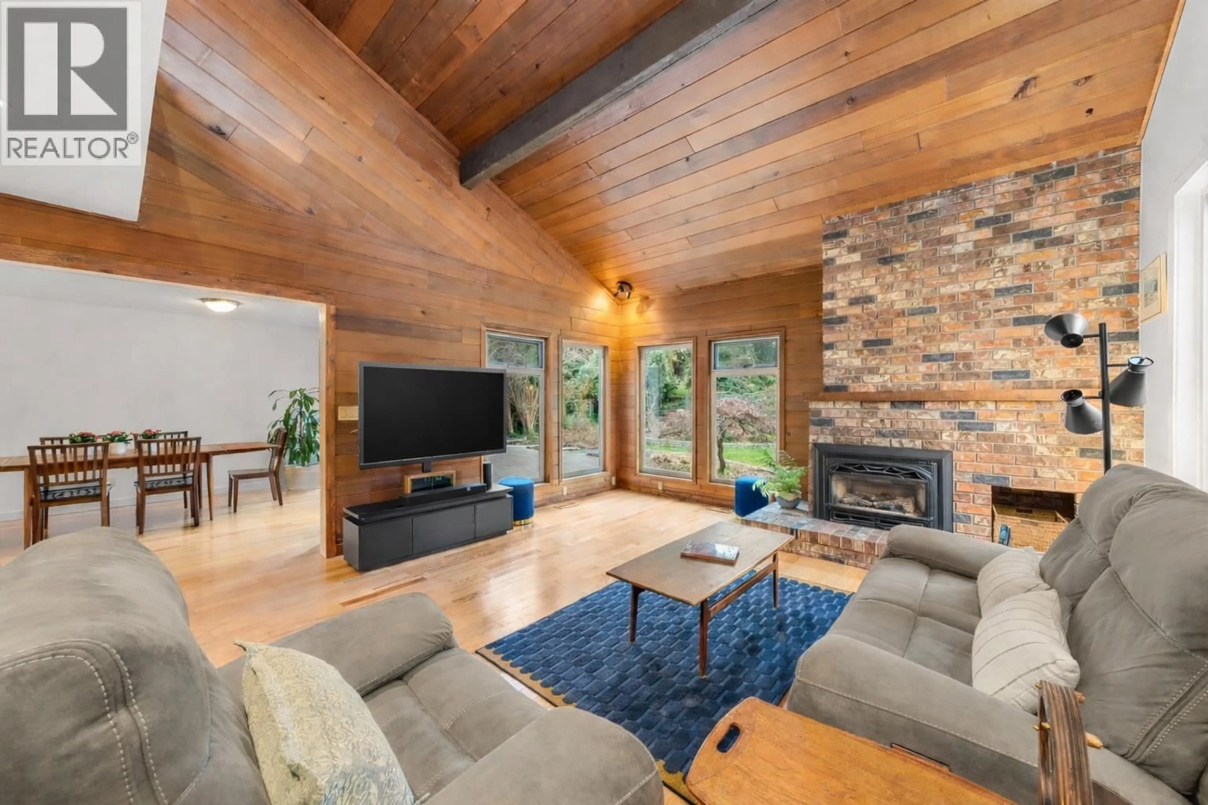 Living room with furniture, wood/laminate floor for 667 FAIRWAY DRIVE, North Vancouver British Columbia V7G1Z5