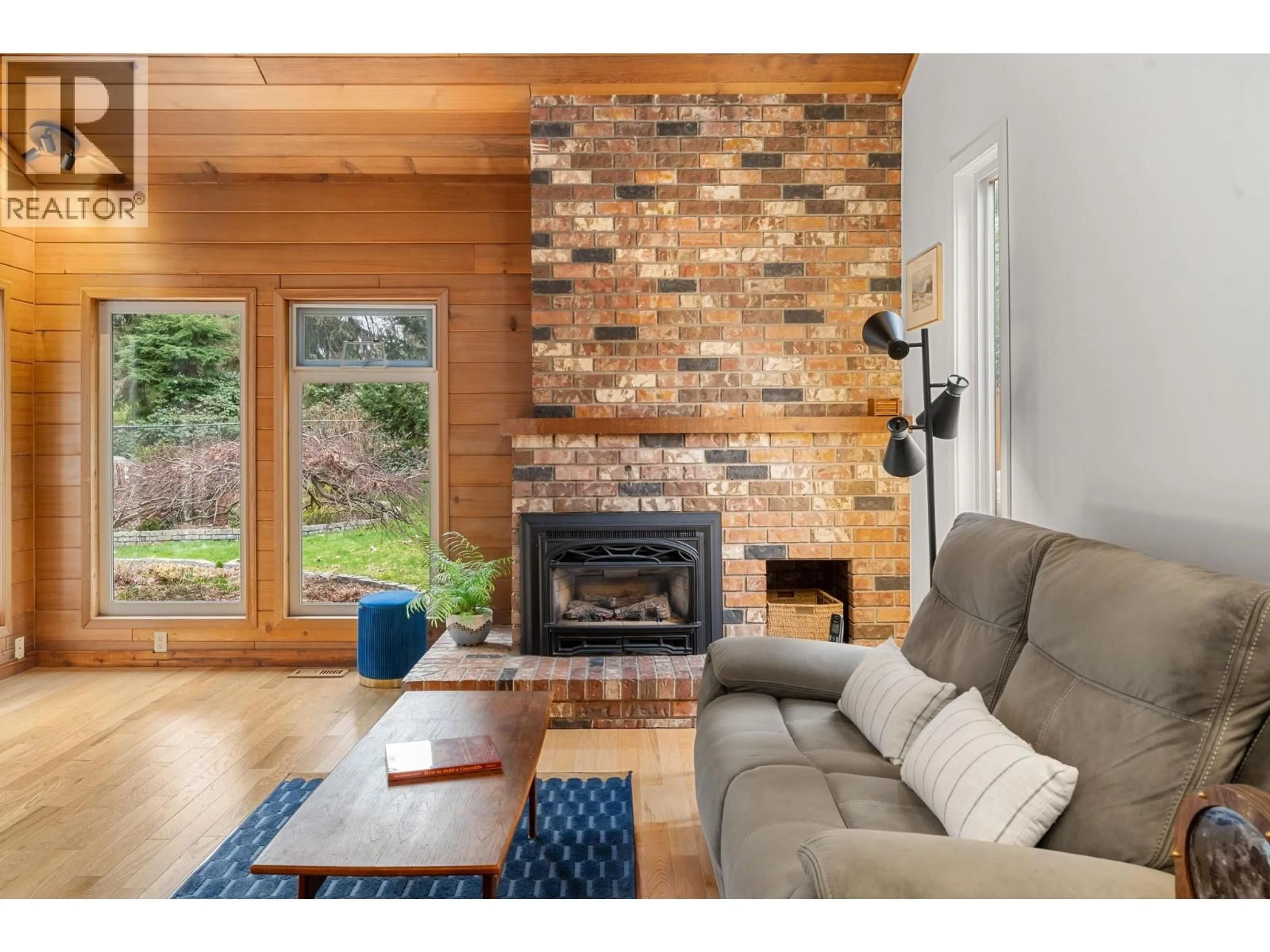 Living room with furniture, wood/laminate floor for 667 FAIRWAY DRIVE, North Vancouver British Columbia V7G1Z5