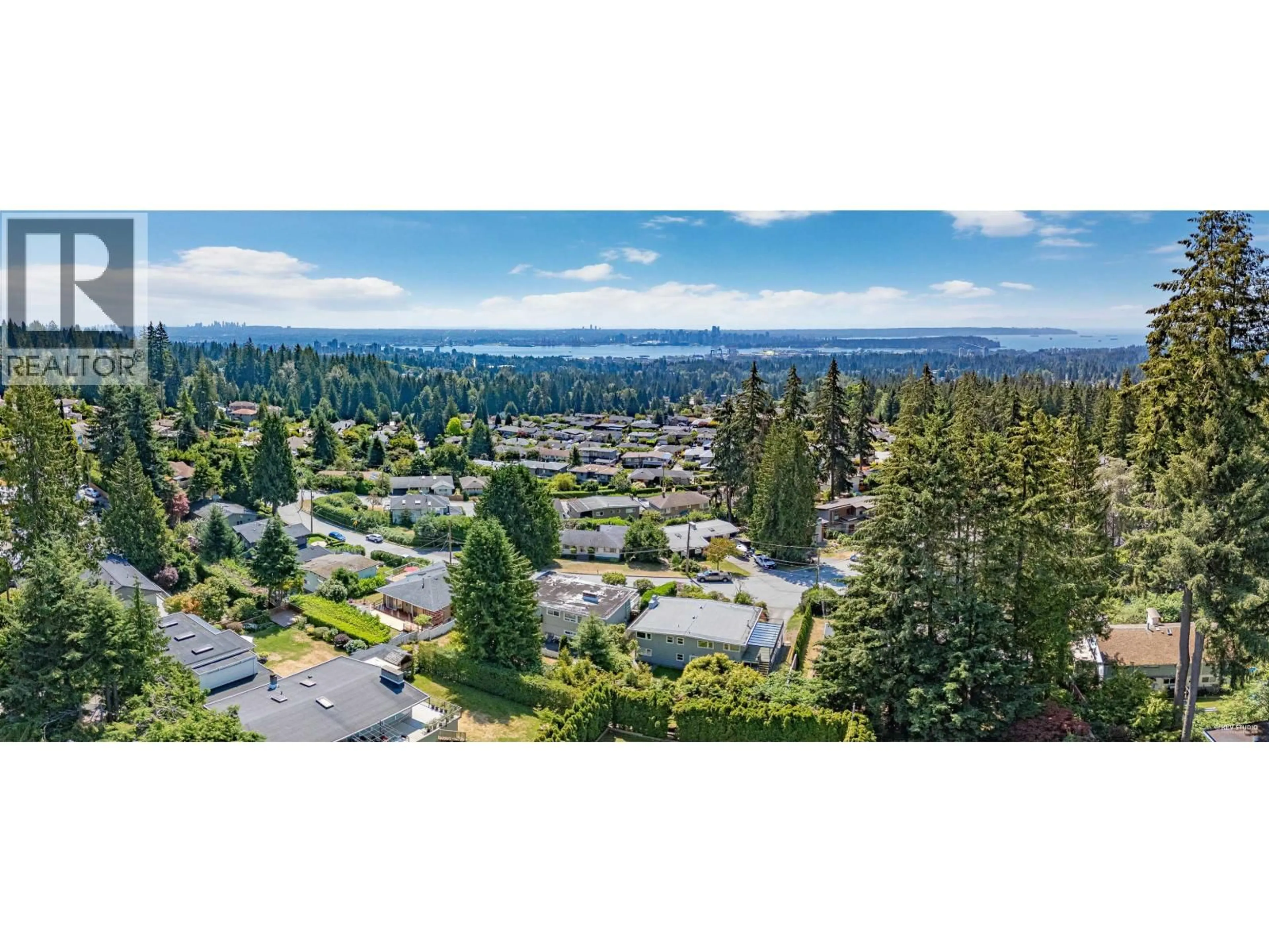 A pic from outside/outdoor area/front of a property/back of a property/a pic from drone, mountain view for 472 CRESTWOOD AVENUE, North Vancouver British Columbia V7N3C3