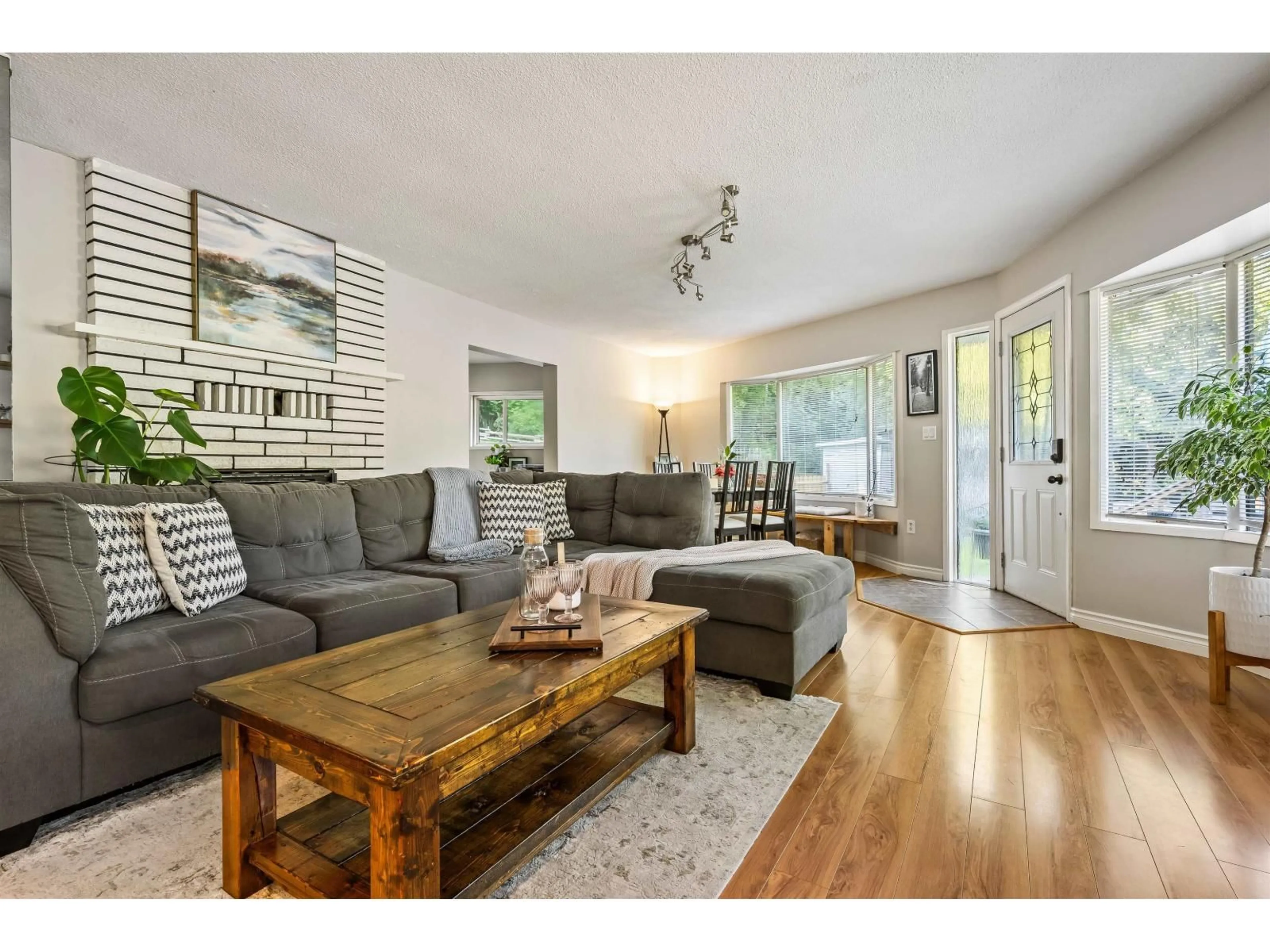 Living room with furniture, wood/laminate floor for 45942 SLEEPY HOLLOW ROAD, Cultus Lake British Columbia V2R5A8