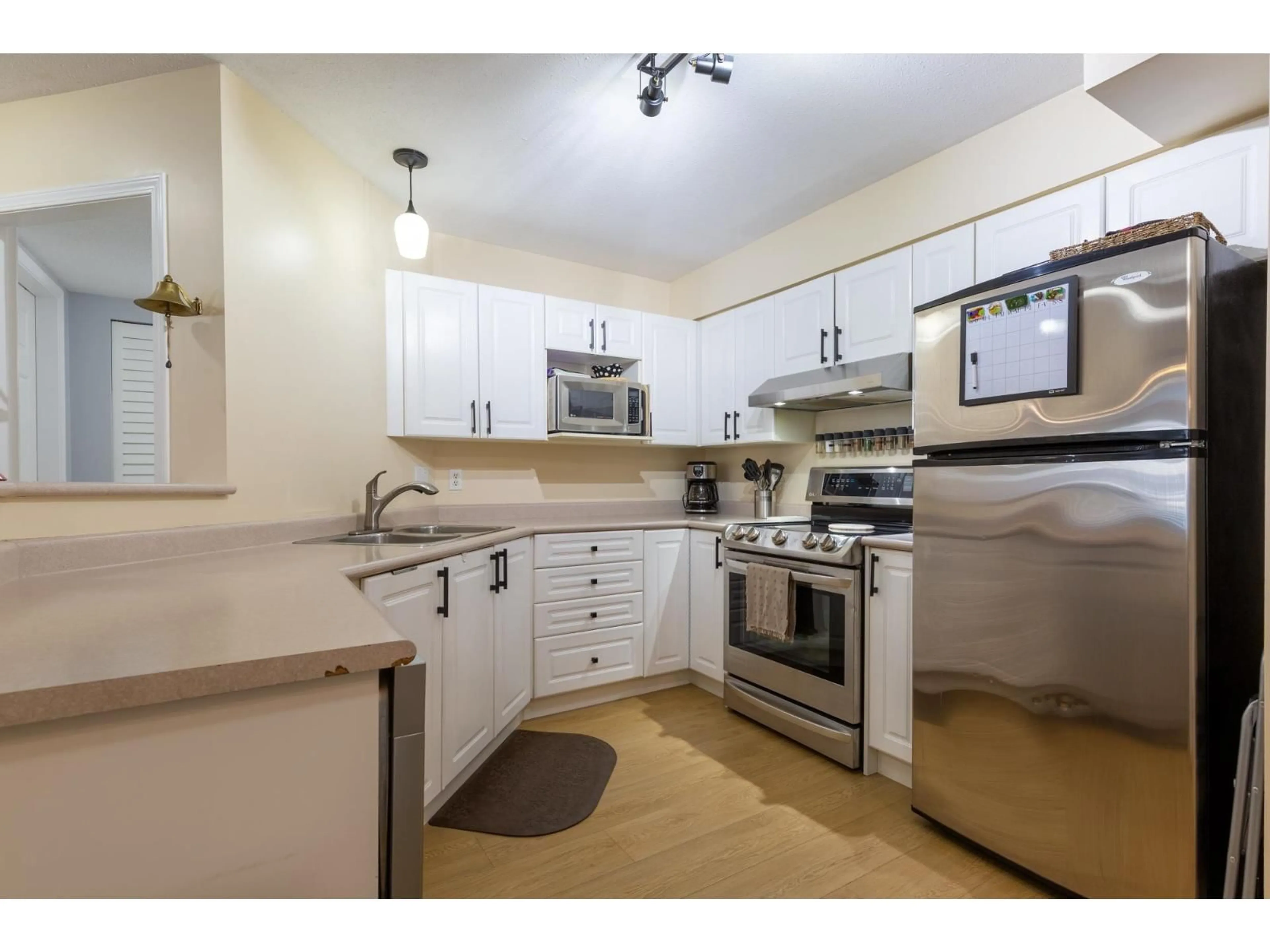 Standard kitchen, unknown for 208 - 33599 2 AVENUE, Mission British Columbia V2V6J3