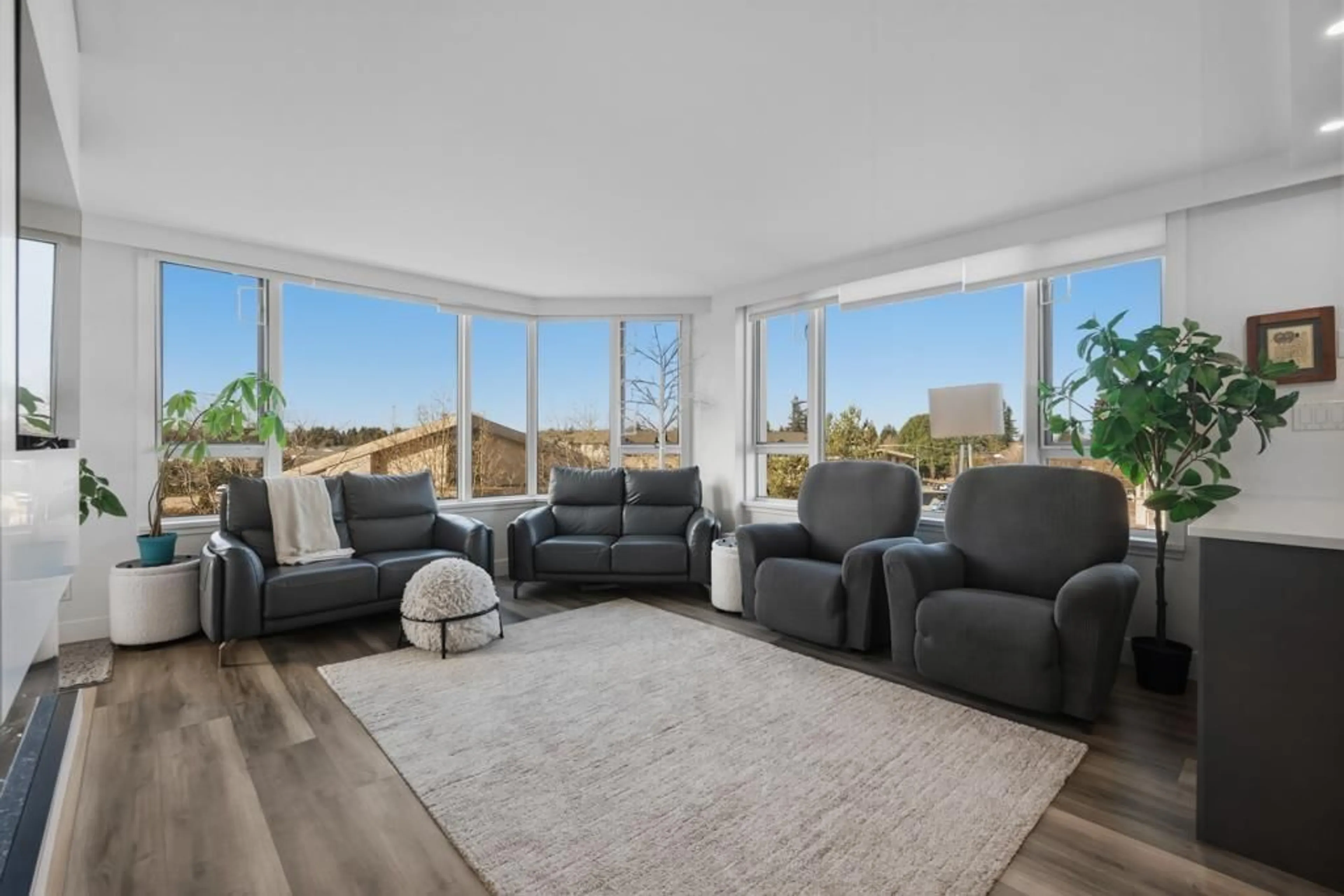 Living room with furniture, unknown for 601 - 3150 GLADWIN ROAD, Abbotsford British Columbia V2T5S9