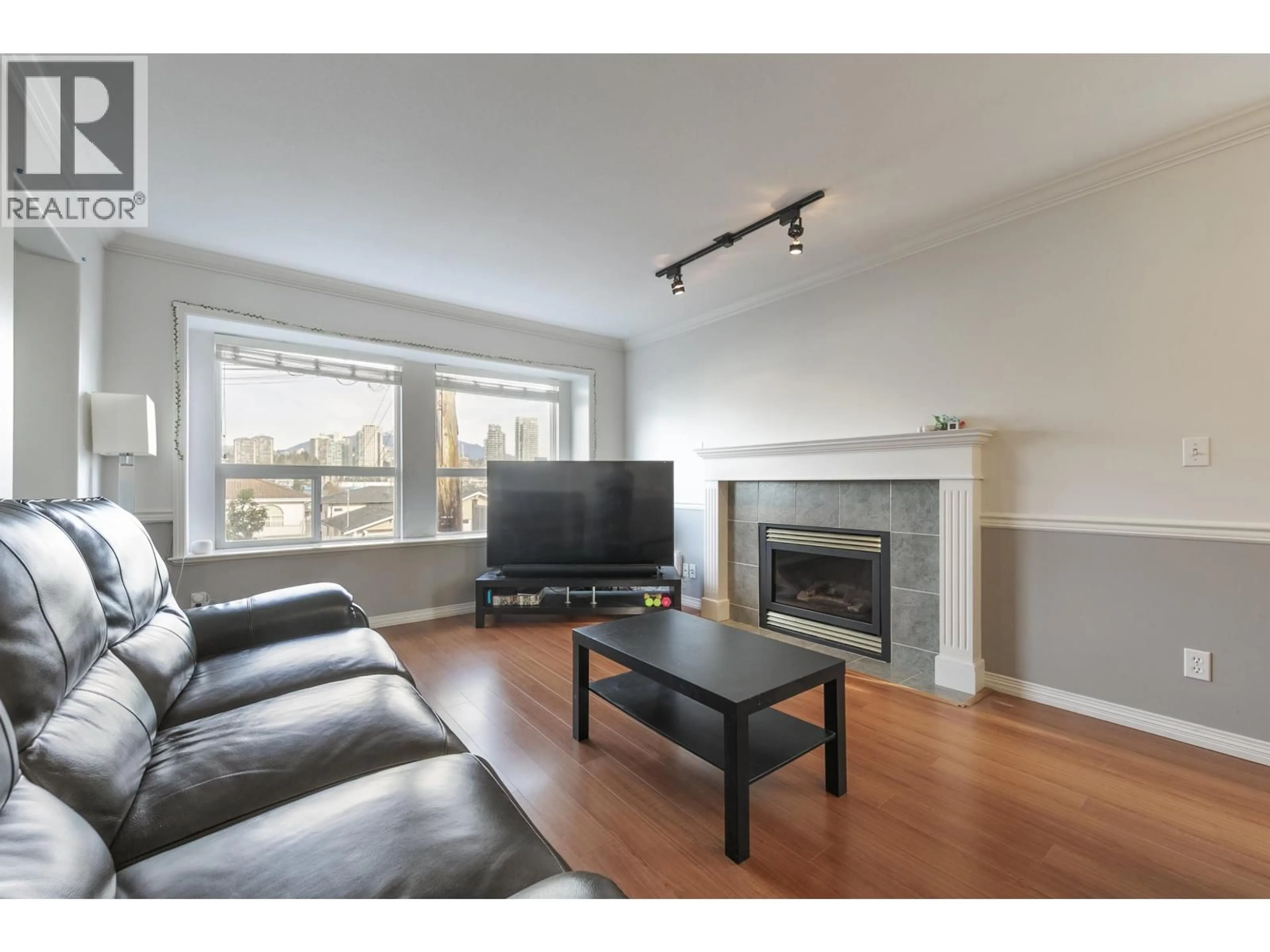 Living room with furniture, wood/laminate floor for 5056 MANOR STREET, Burnaby British Columbia V5G1B5