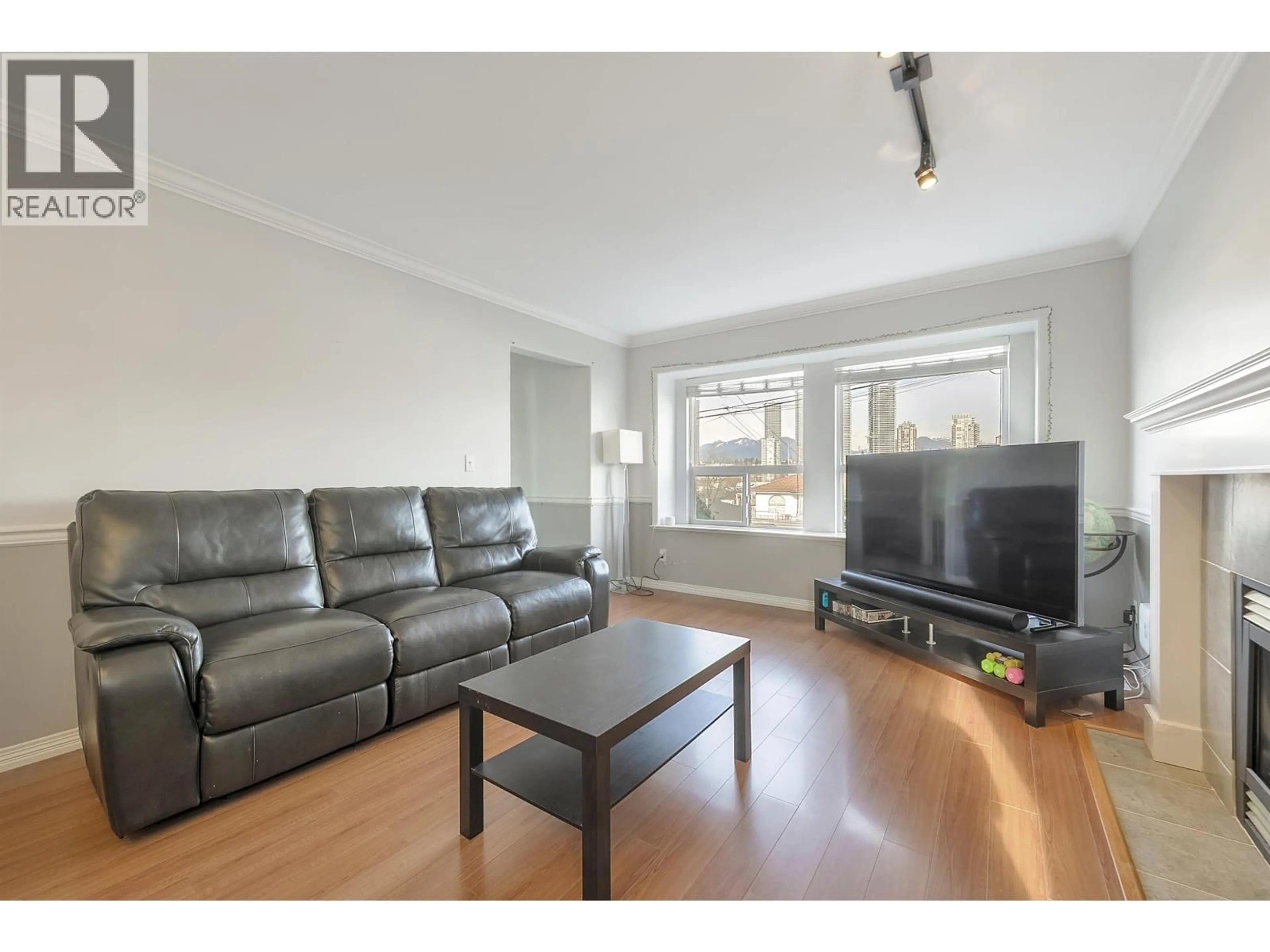Living room with furniture, wood/laminate floor for 5056 MANOR STREET, Burnaby British Columbia V5G1B5