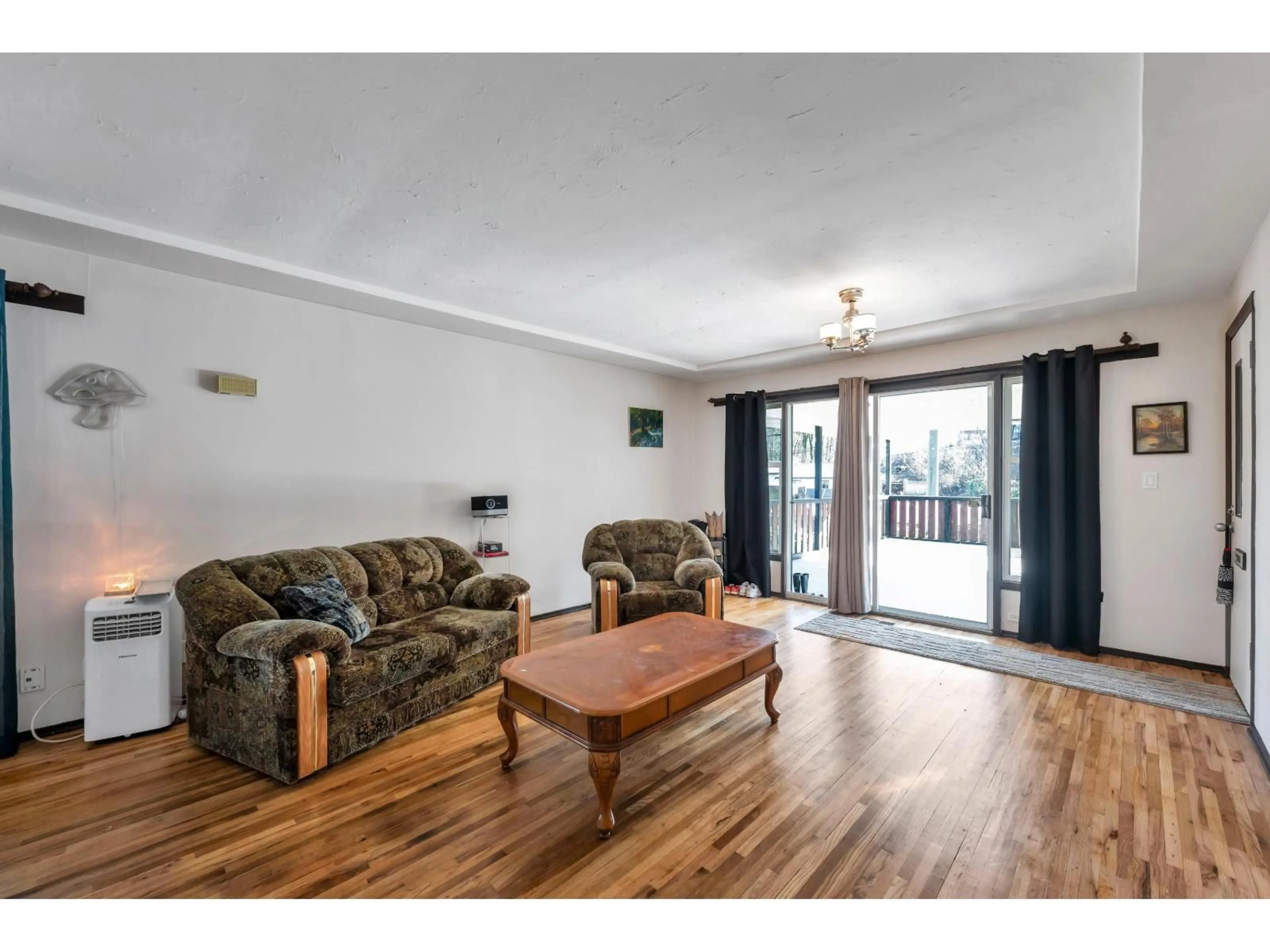 Living room with furniture, wood/laminate floor for 33721 MOREY AVENUE, Abbotsford British Columbia V2S2W5