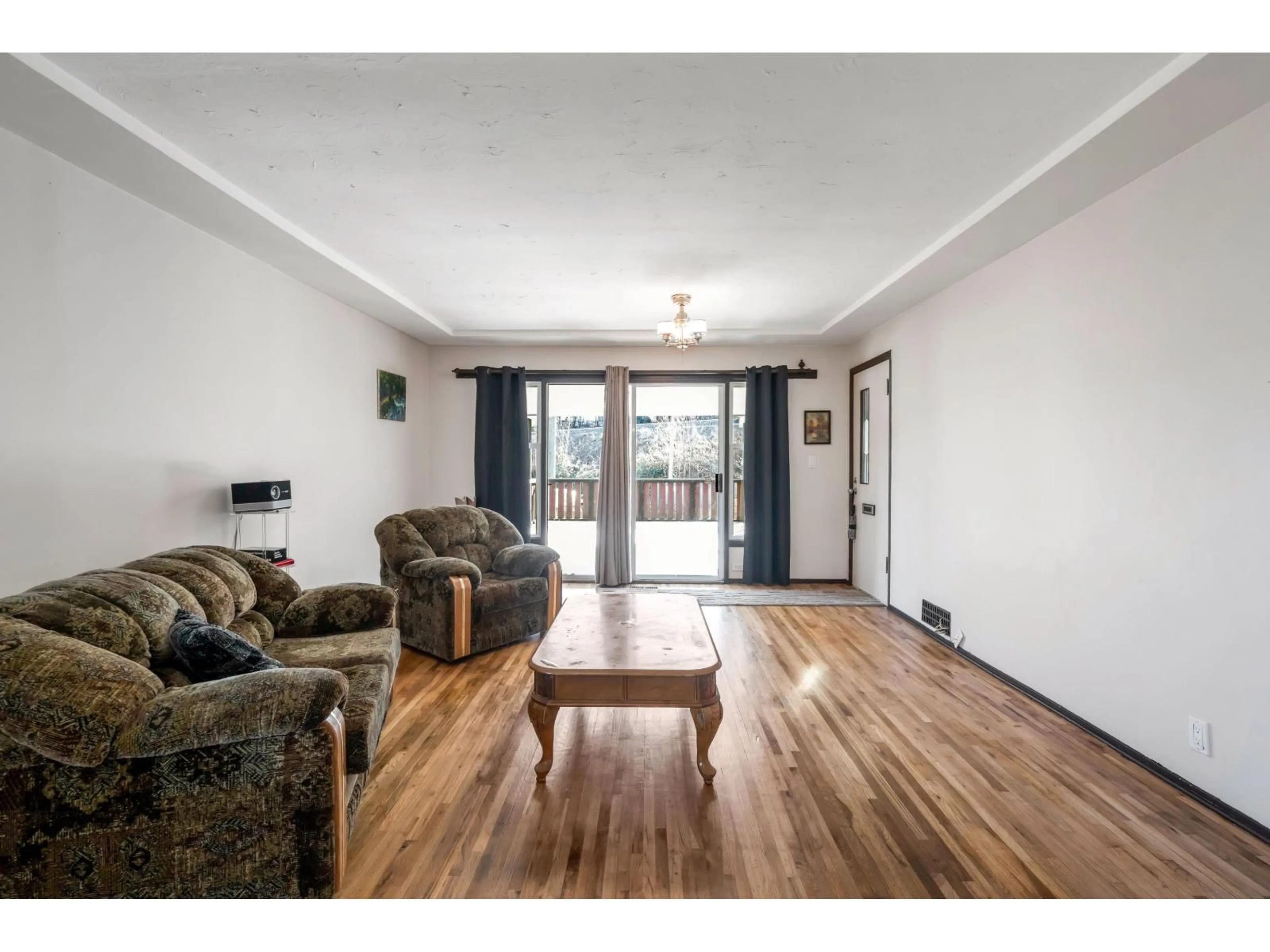 Living room with furniture, wood/laminate floor for 33721 MOREY AVENUE, Abbotsford British Columbia V2S2W5