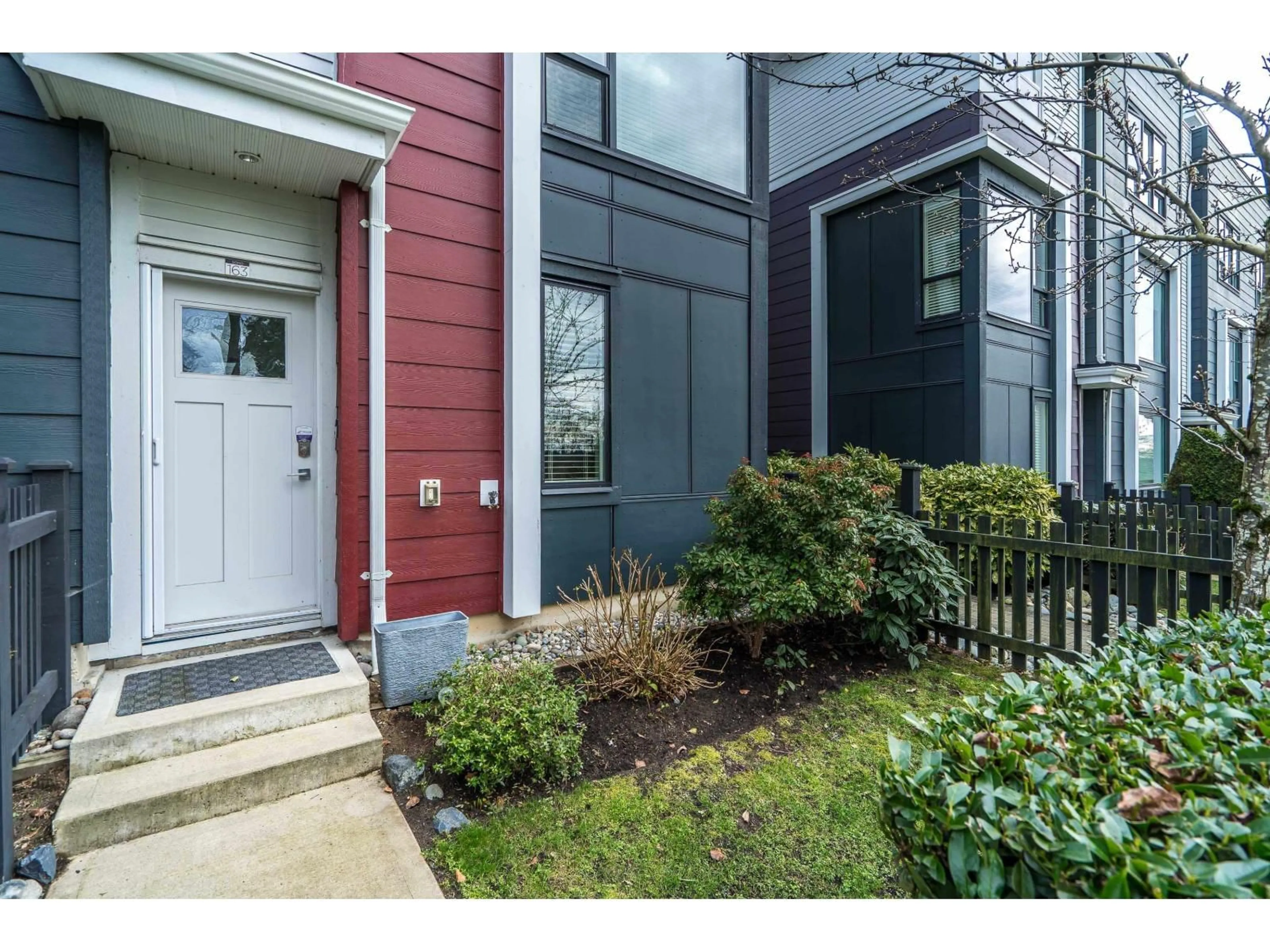 Indoor entryway for 163 - 2280 163 STREET, Surrey British Columbia V3Z0S4