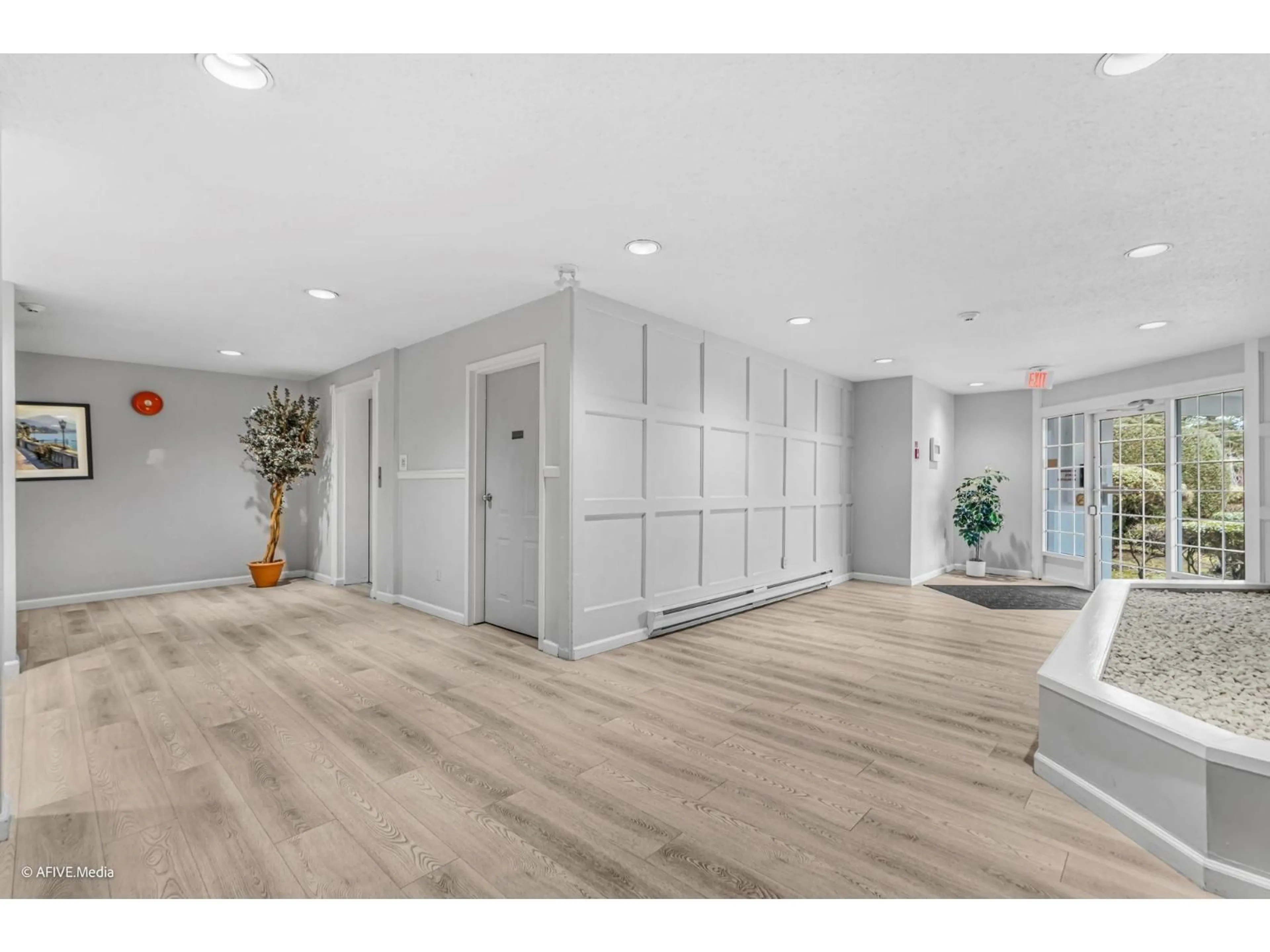 Indoor foyer for 204 - 32950 AMICUS PLACE, Abbotsford British Columbia V2S6G9