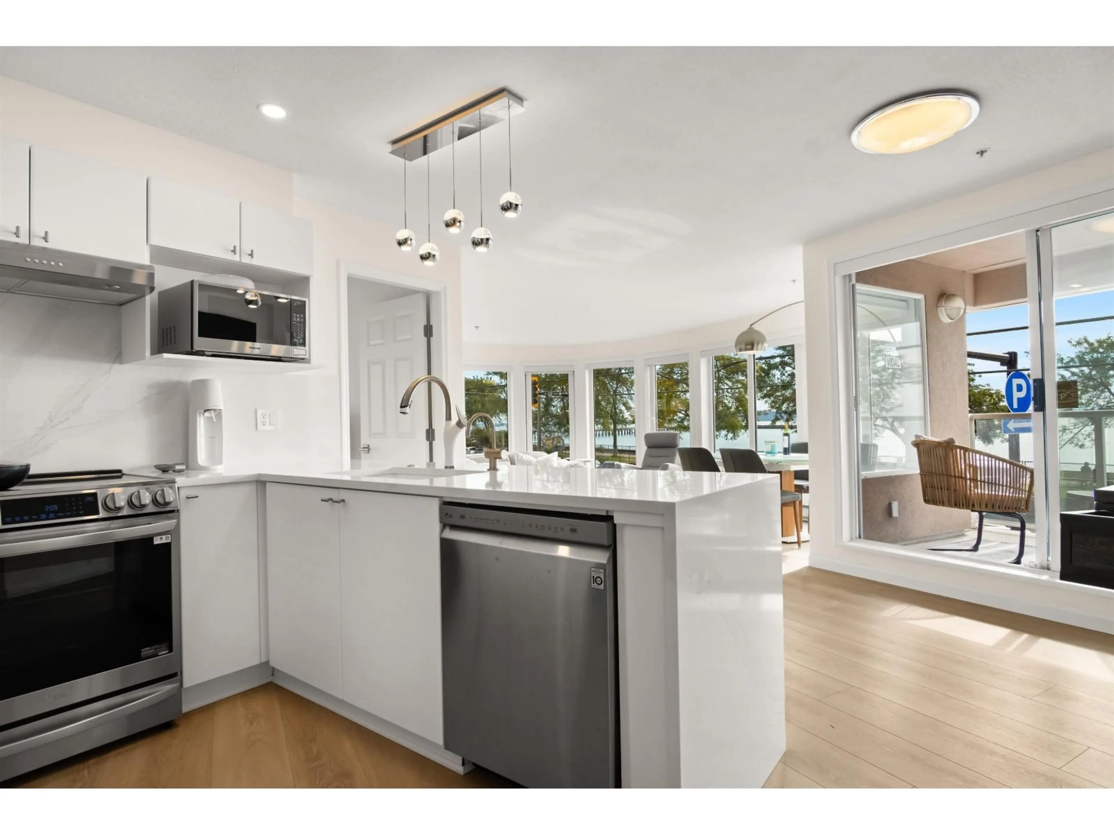 Open concept kitchen, ceramic/tile floor for 206 - 1119 VIDAL STREET, White Rock British Columbia V4B3T4