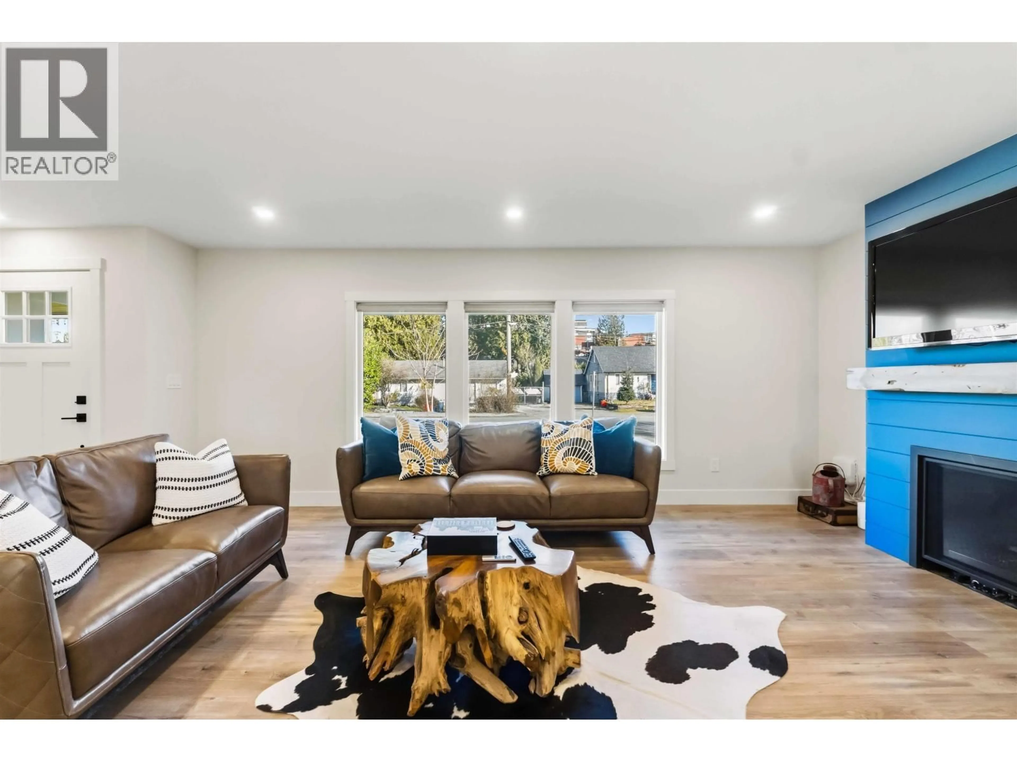 Living room with furniture, wood/laminate floor for 11953 221 STREET, Maple Ridge British Columbia V2X5S9