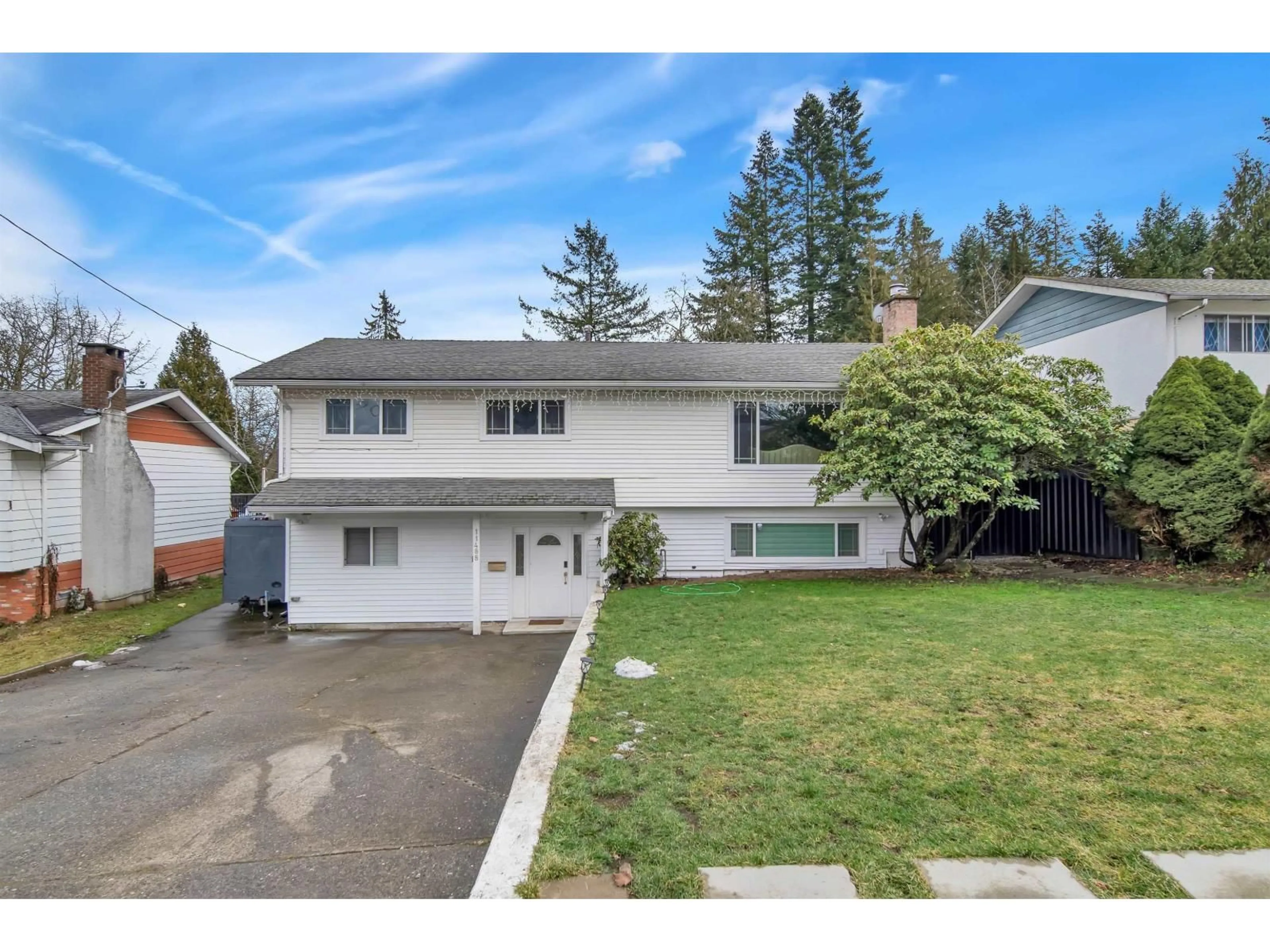 A pic from outside/outdoor area/front of a property/back of a property/a pic from drone, street for 11488 140 STREET, Surrey British Columbia V3R3G8