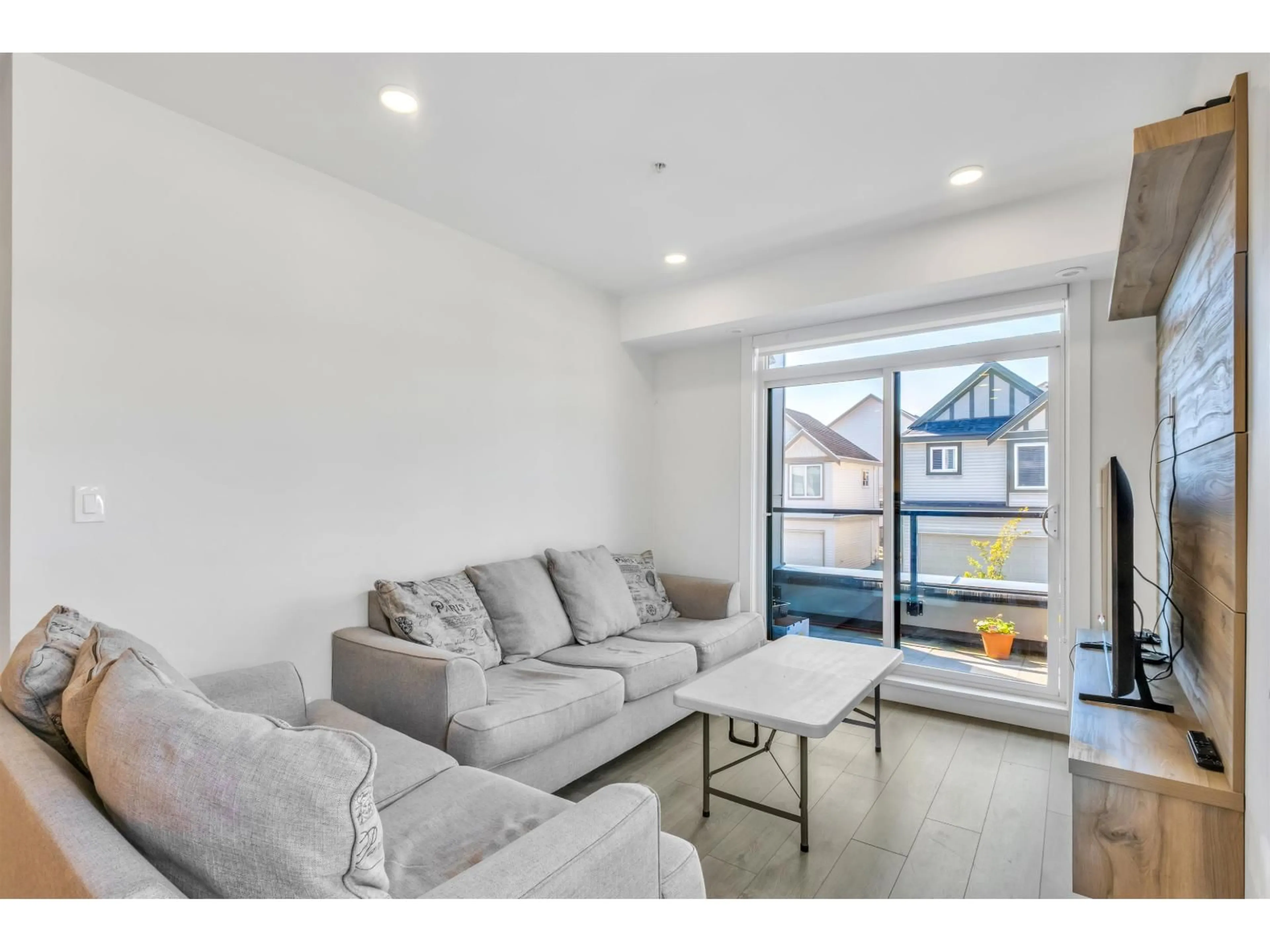 Living room with furniture, unknown for 212 - 14818 60 AVENUE, Surrey British Columbia V3S0B5