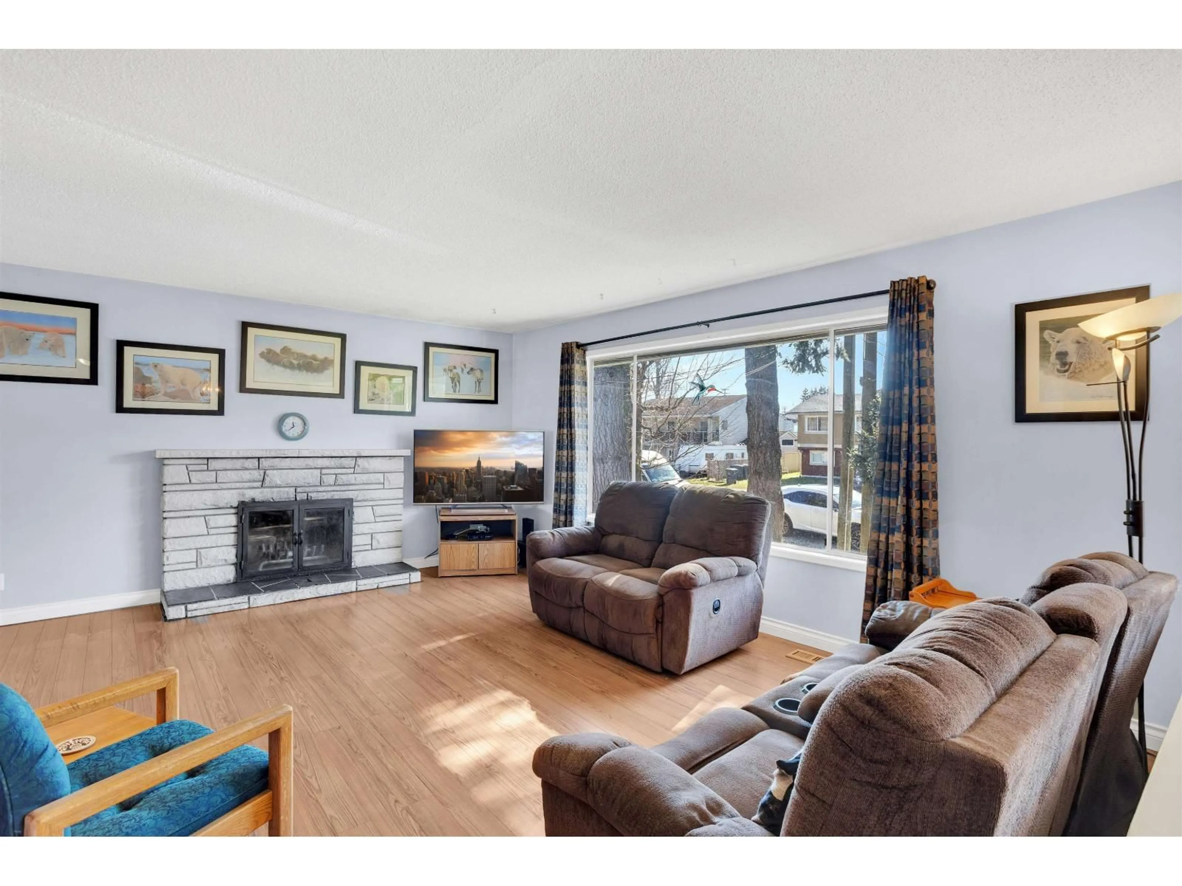 Living room with furniture, wood/laminate floor for 14663 109 AVENUE, Surrey British Columbia V3R1Y6