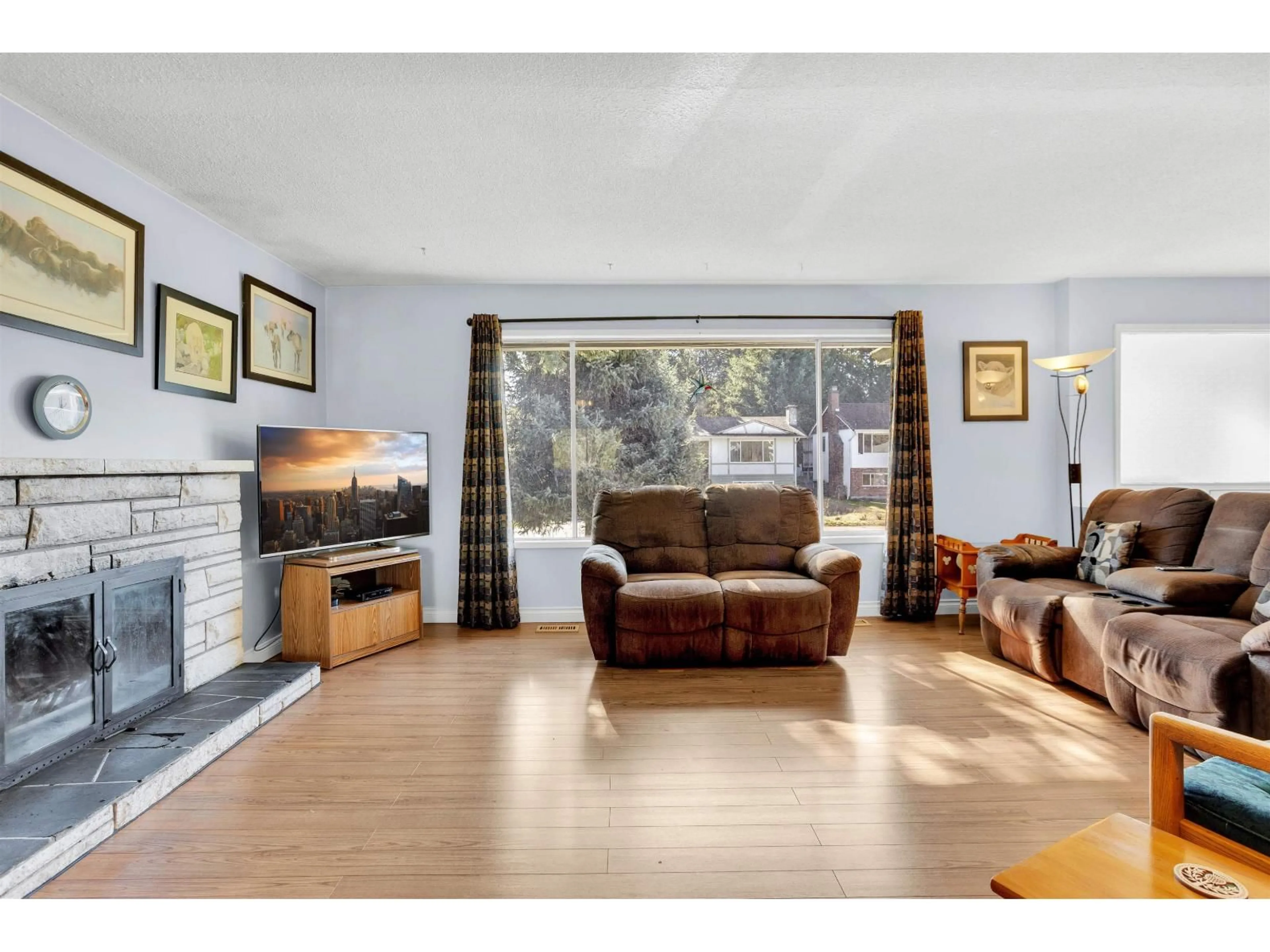 Living room with furniture, wood/laminate floor for 14663 109 AVENUE, Surrey British Columbia V3R1Y6