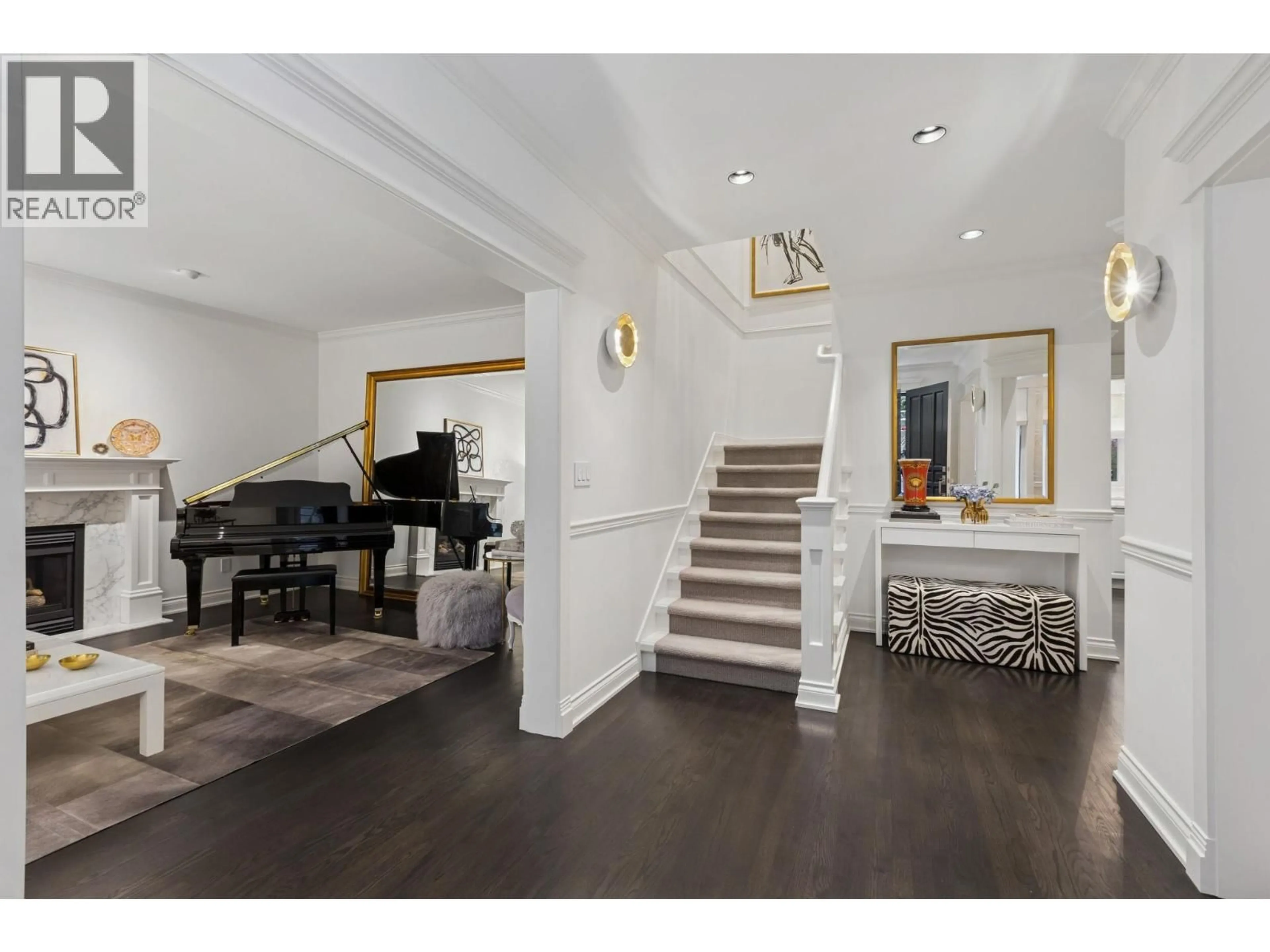 Indoor foyer for 4081 WOODBURY AVENUE, North Vancouver British Columbia V7N3N4