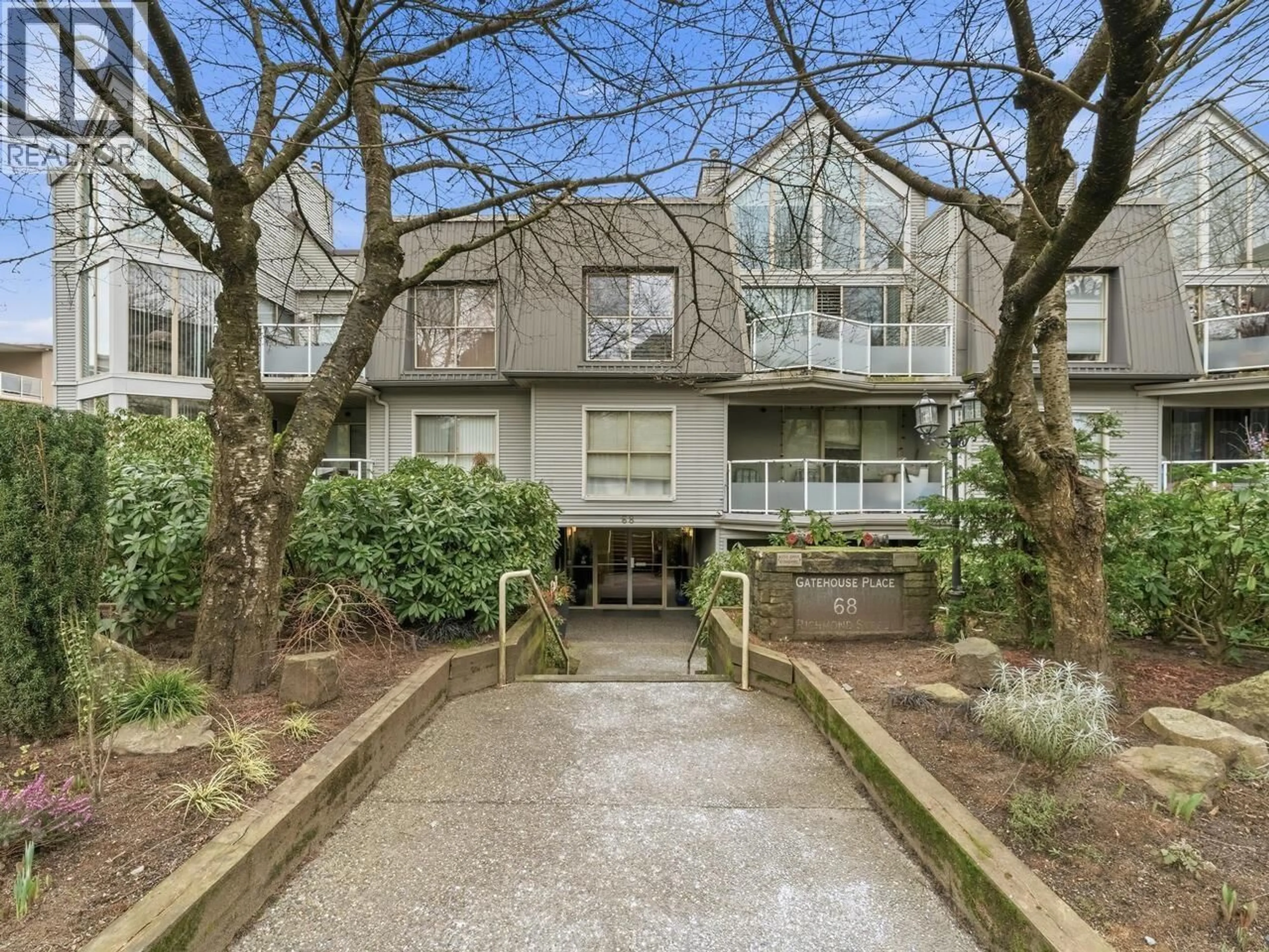 A pic from outside/outdoor area/front of a property/back of a property/a pic from drone, street for 410 - 68 RICHMOND STREET, New Westminster British Columbia V3L5S2