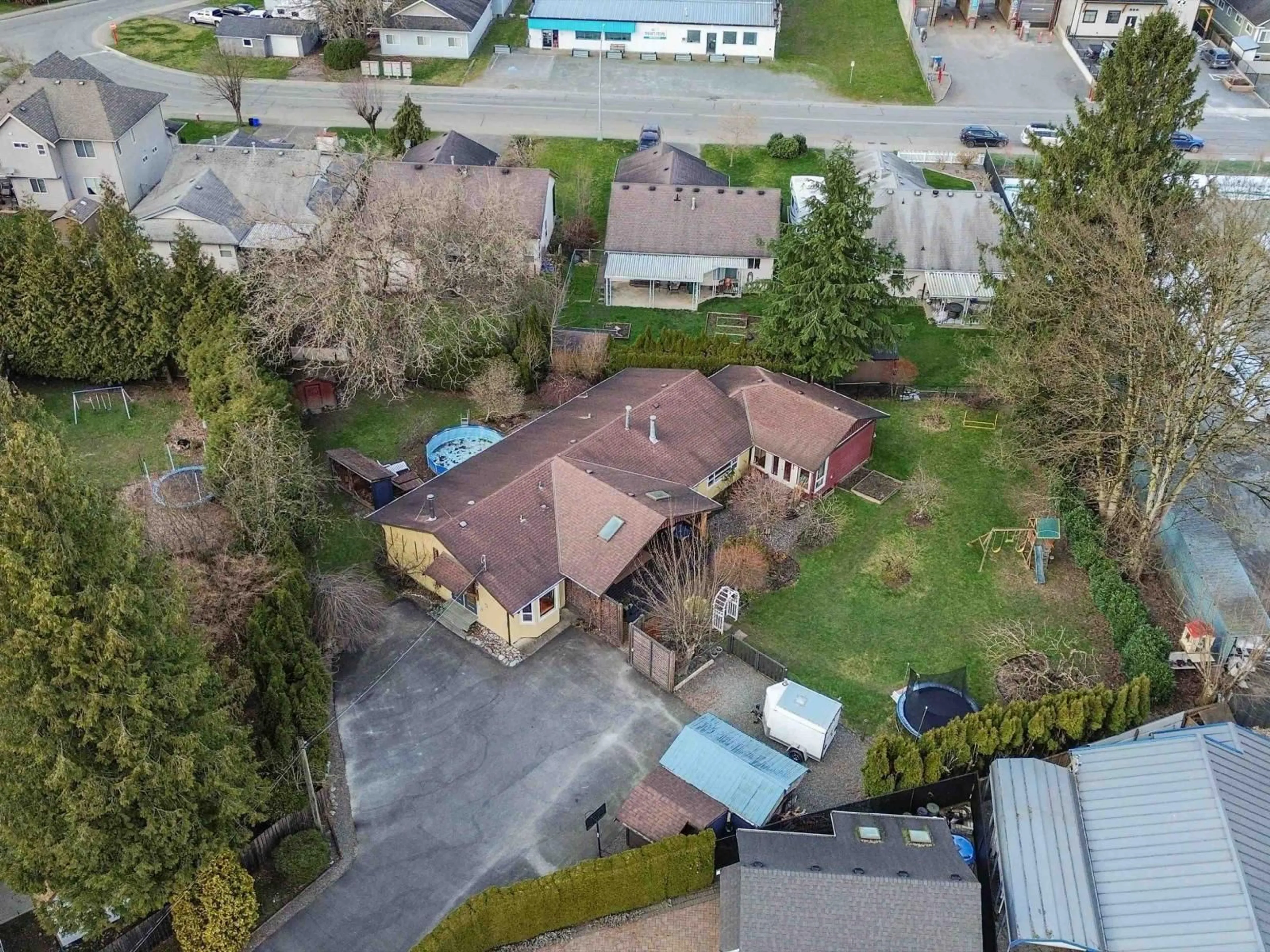 A pic from outside/outdoor area/front of a property/back of a property/a pic from drone, street for 6909 FRASER DRIVE, Agassiz British Columbia V0M1A3