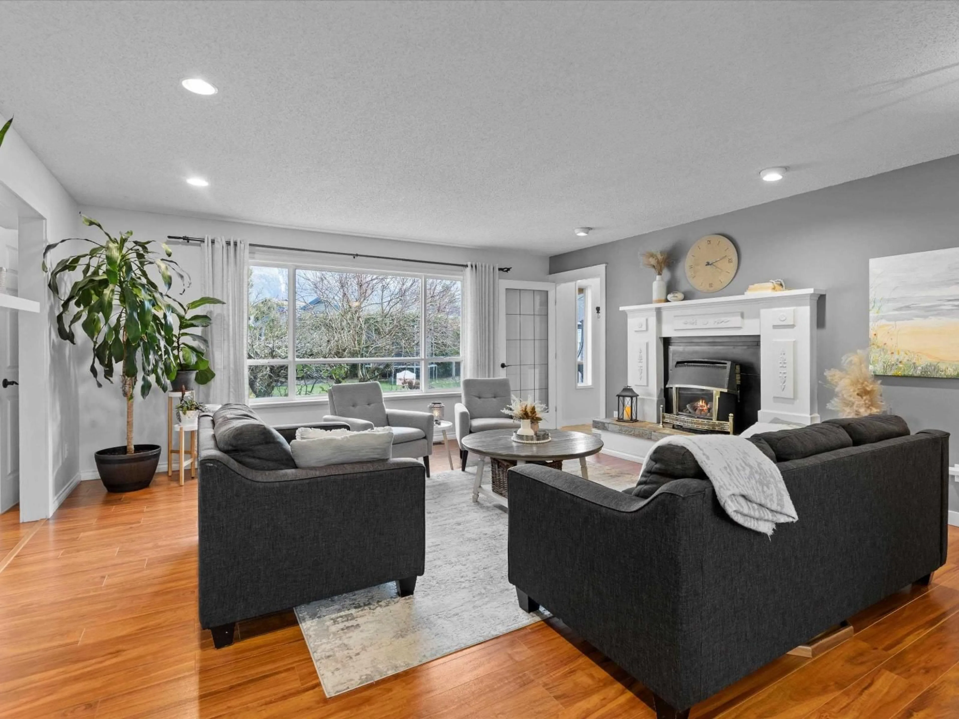 Living room with furniture, unknown for 6909 FRASER DRIVE, Agassiz British Columbia V0M1A3