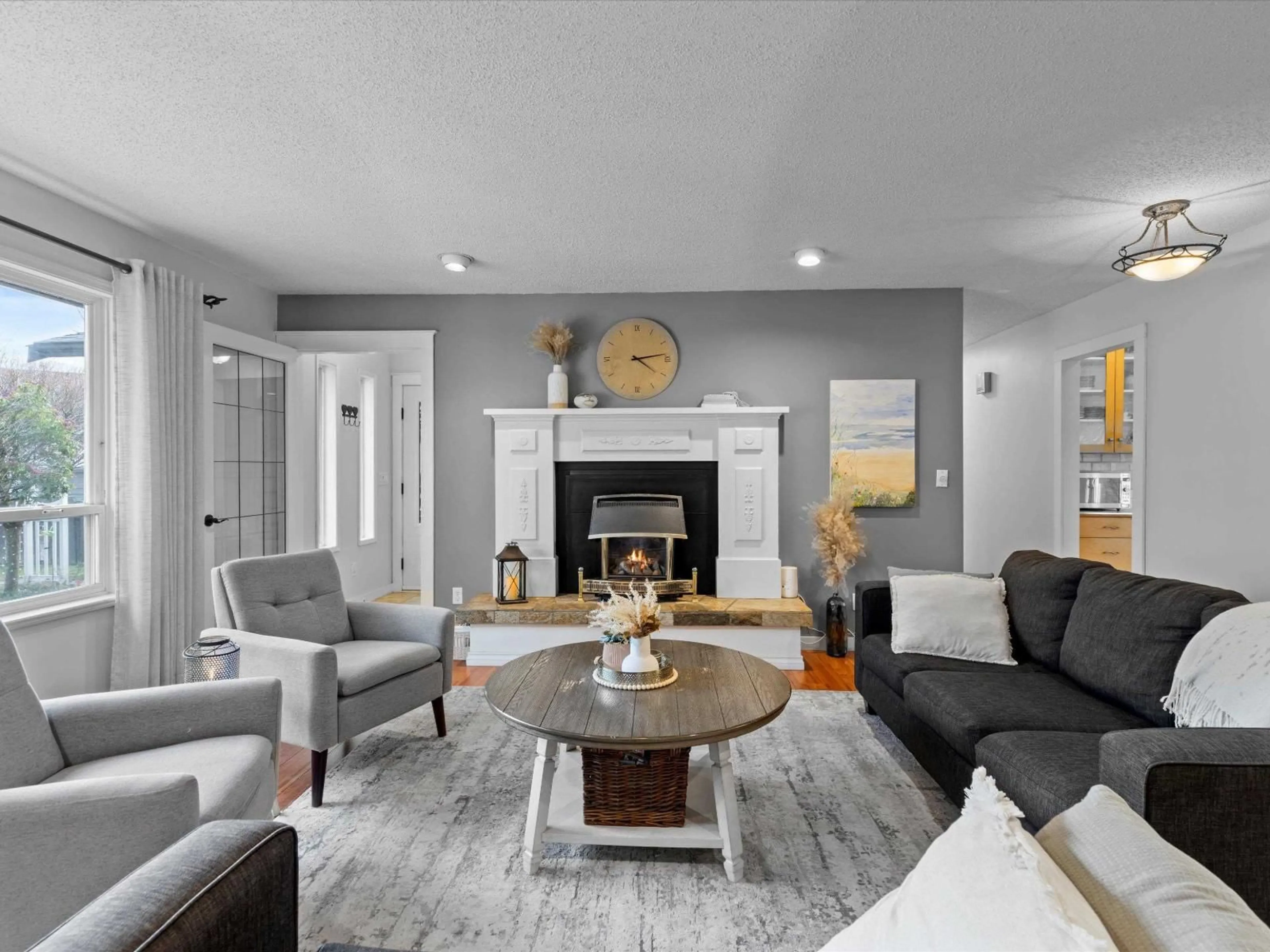 Living room with furniture, unknown for 6909 FRASER DRIVE, Agassiz British Columbia V0M1A3