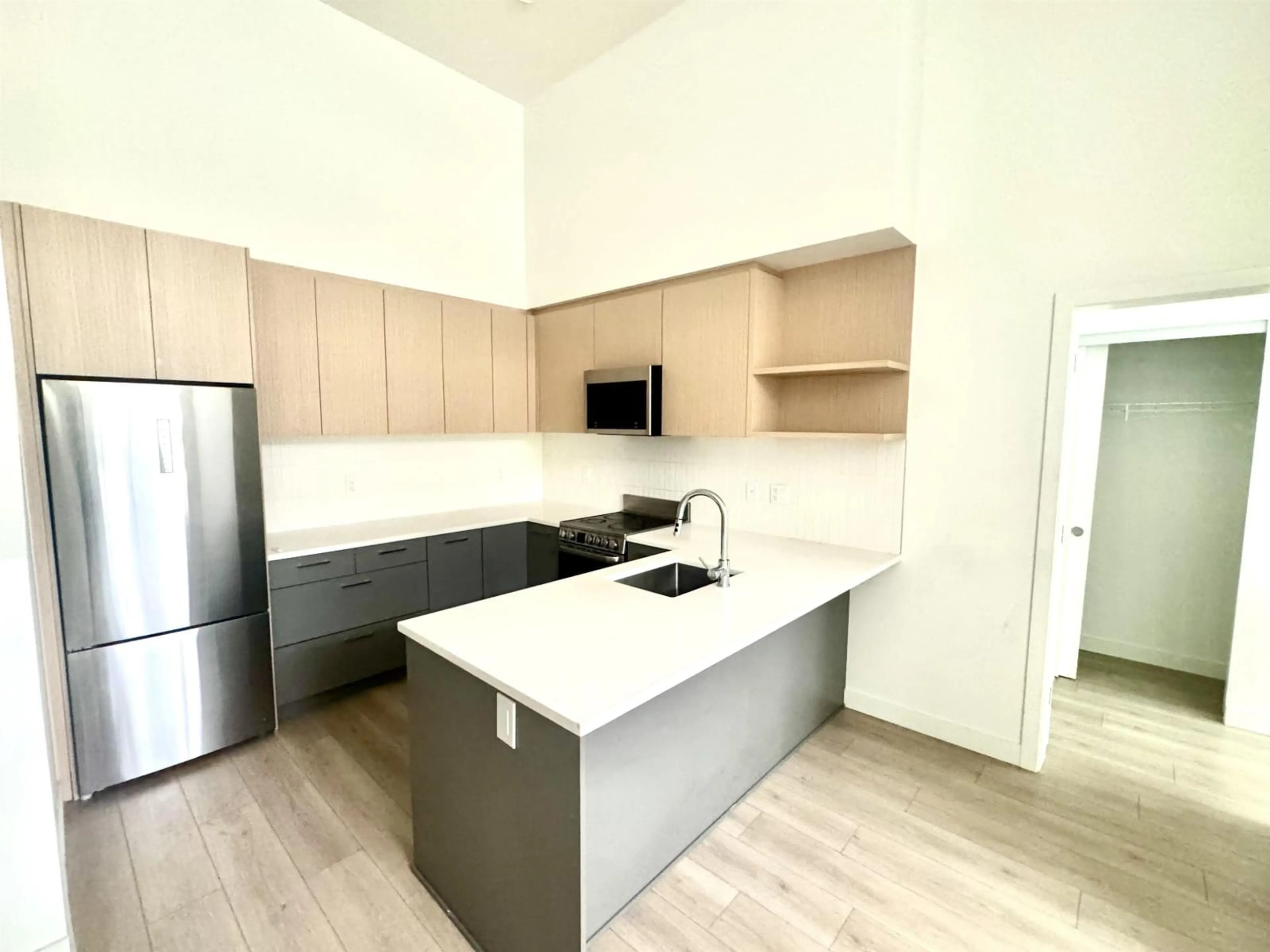 Open concept kitchen, wood/laminate floor for 119 - 10777 138 STREET, Surrey British Columbia V3T0T5