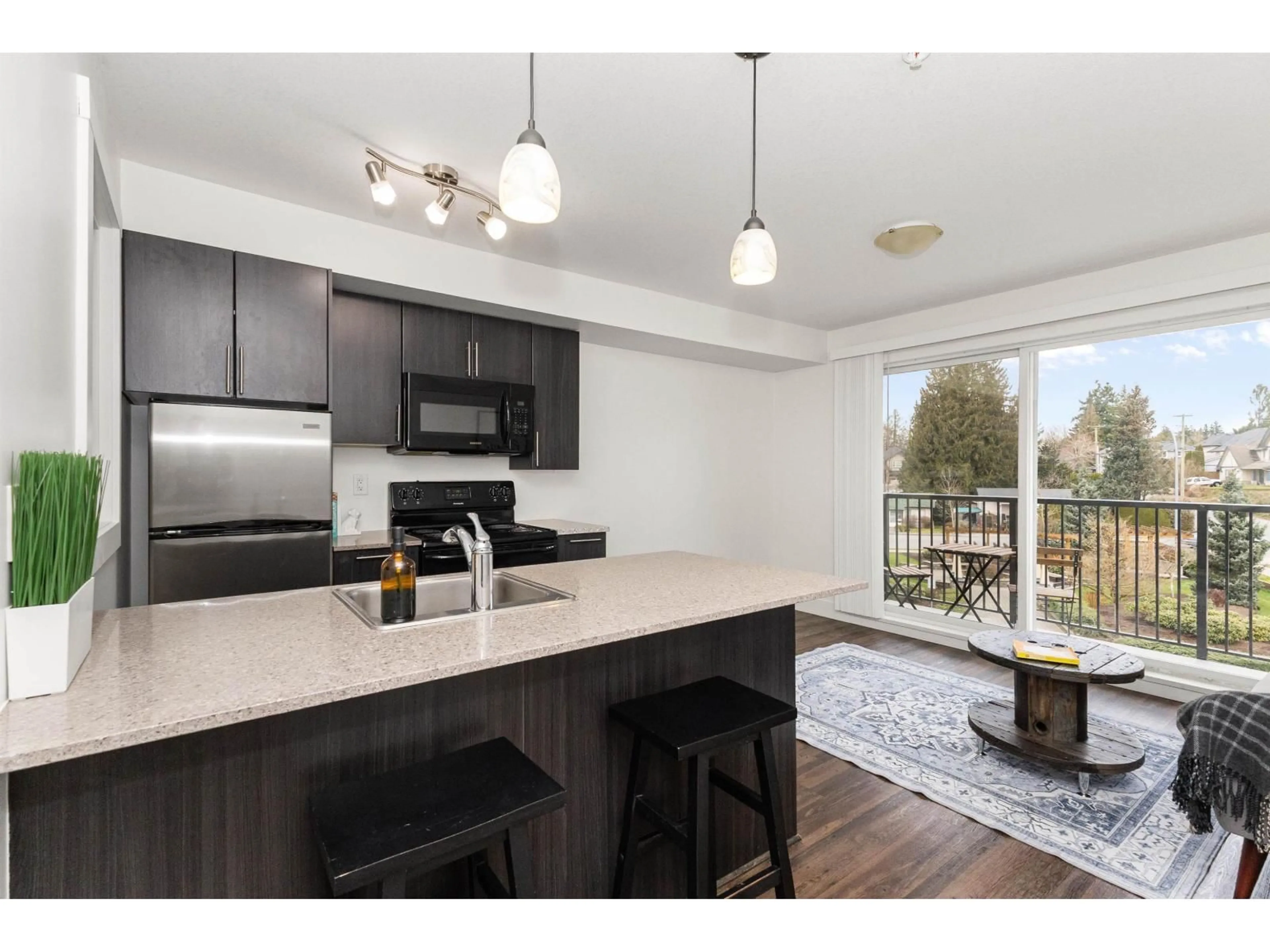 Open concept kitchen, wood/laminate floor for 321 - 2565 CAMPBELL AVENUE, Abbotsford British Columbia V2S0E3