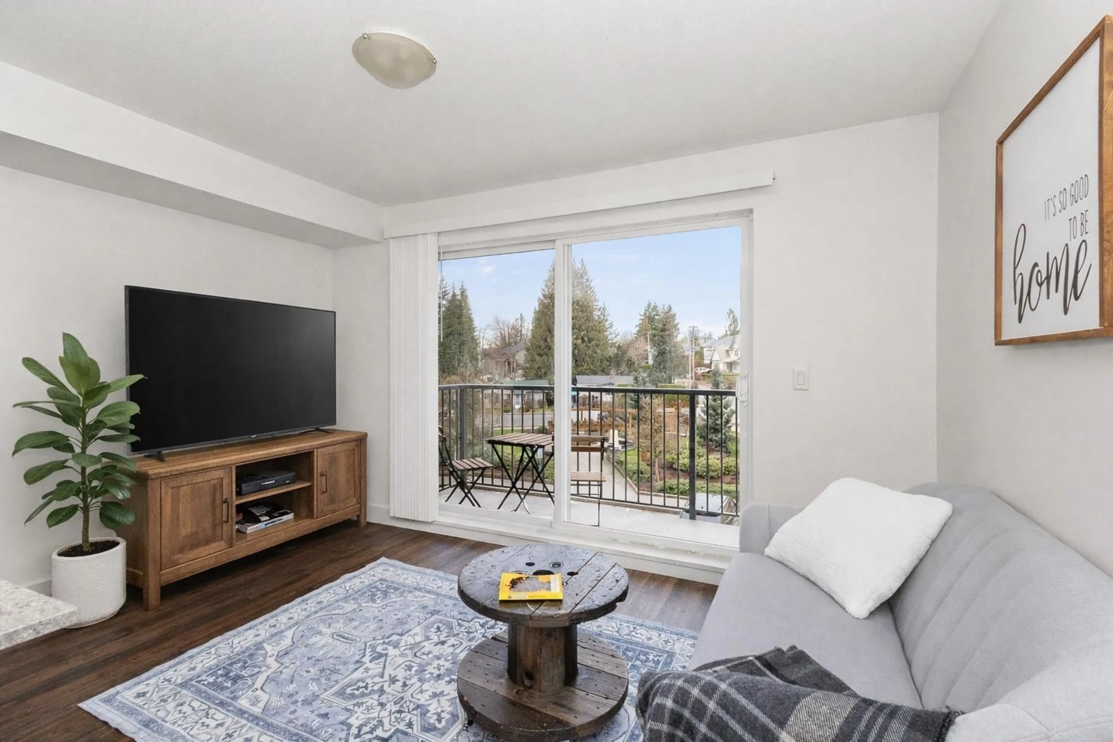 Living room with furniture, wood/laminate floor for 321 - 2565 CAMPBELL AVENUE, Abbotsford British Columbia V2S0E3