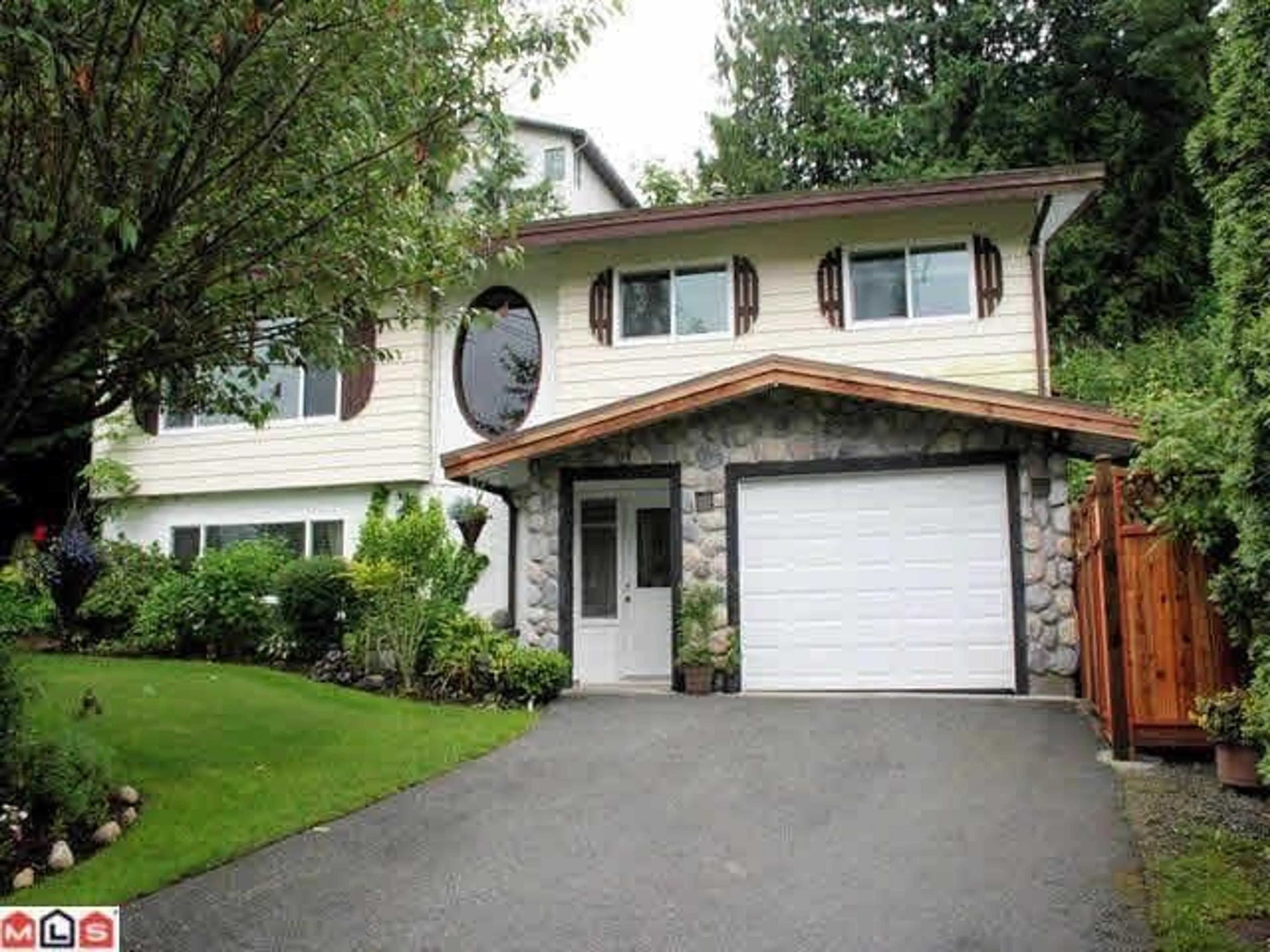 Home with vinyl exterior material, street for 33368 KNIGHT AVENUE, Mission British Columbia V2V5K8
