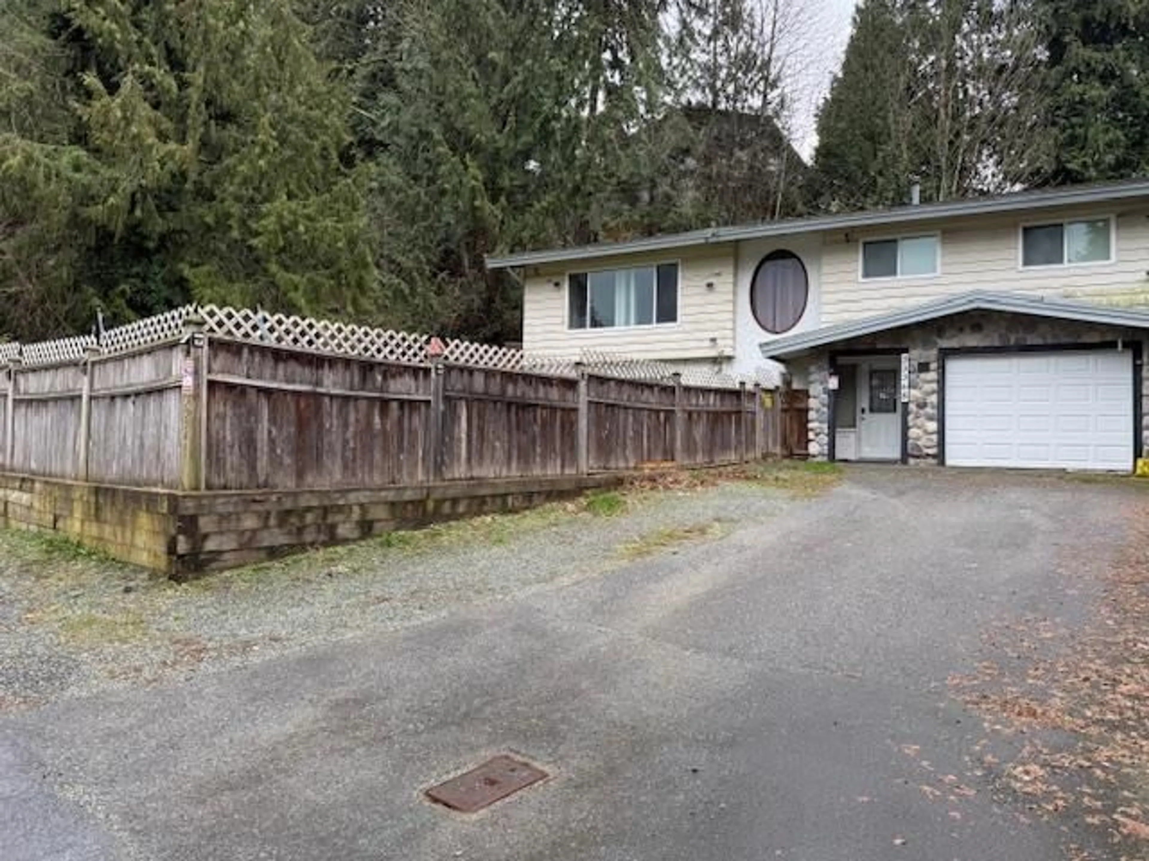 A pic from outside/outdoor area/front of a property/back of a property/a pic from drone, street for 33368 KNIGHT AVENUE, Mission British Columbia V2V5K8