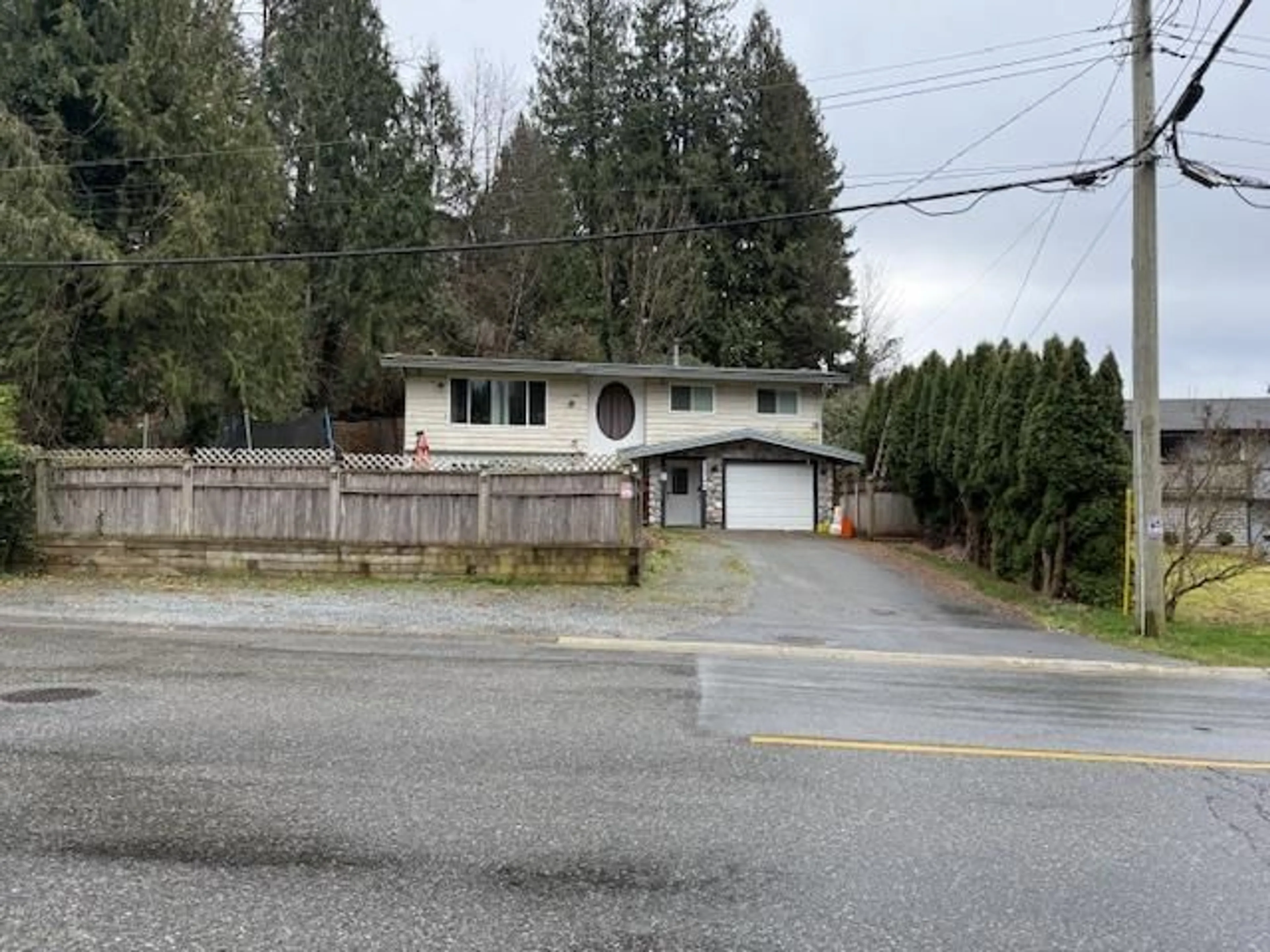 A pic from outside/outdoor area/front of a property/back of a property/a pic from drone, street for 33368 KNIGHT AVENUE, Mission British Columbia V2V5K8