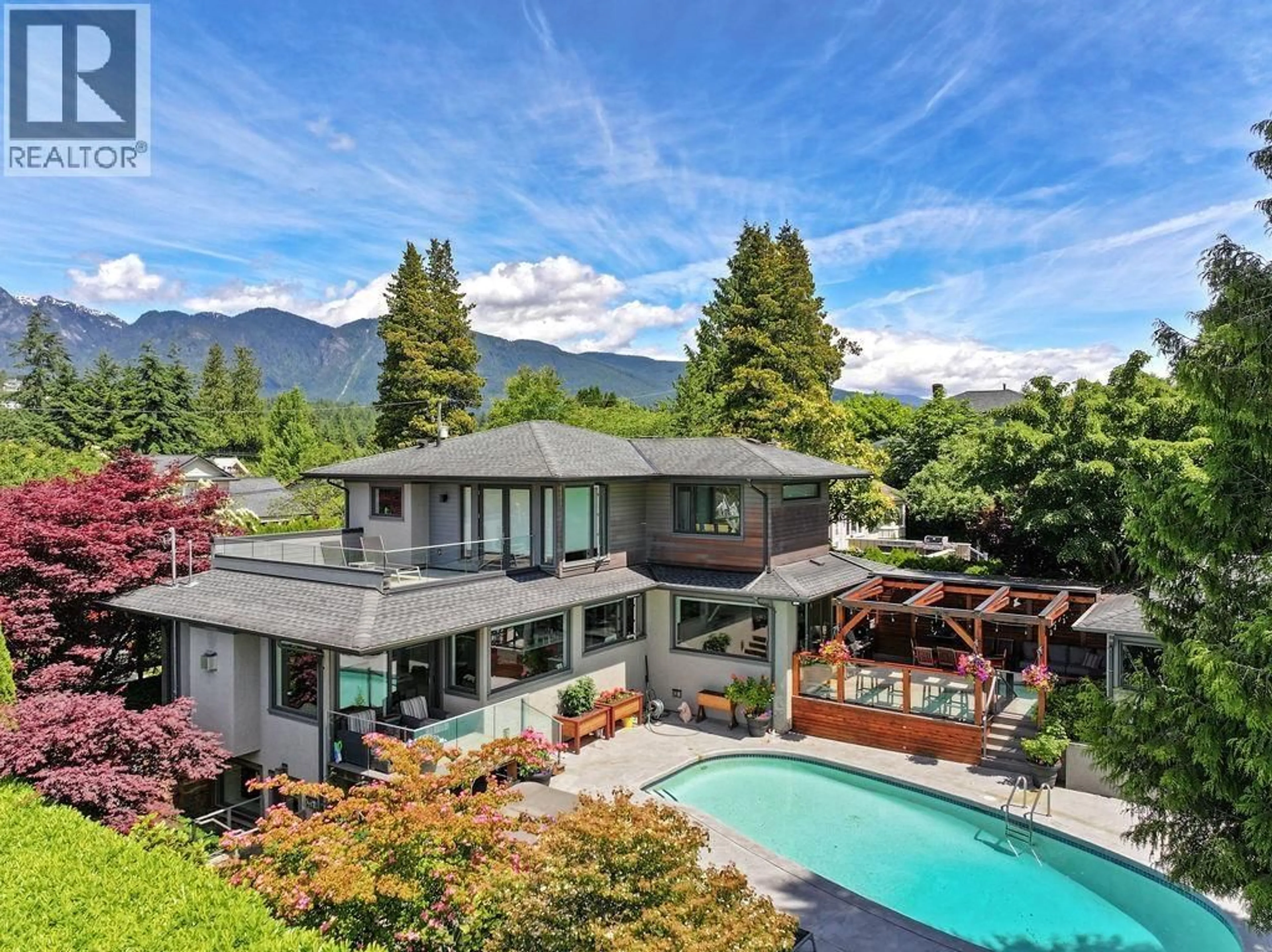 A pic from outside/outdoor area/front of a property/back of a property/a pic from drone, mountain view for 990 JEFFERSON AVENUE, West Vancouver British Columbia V7T2A4