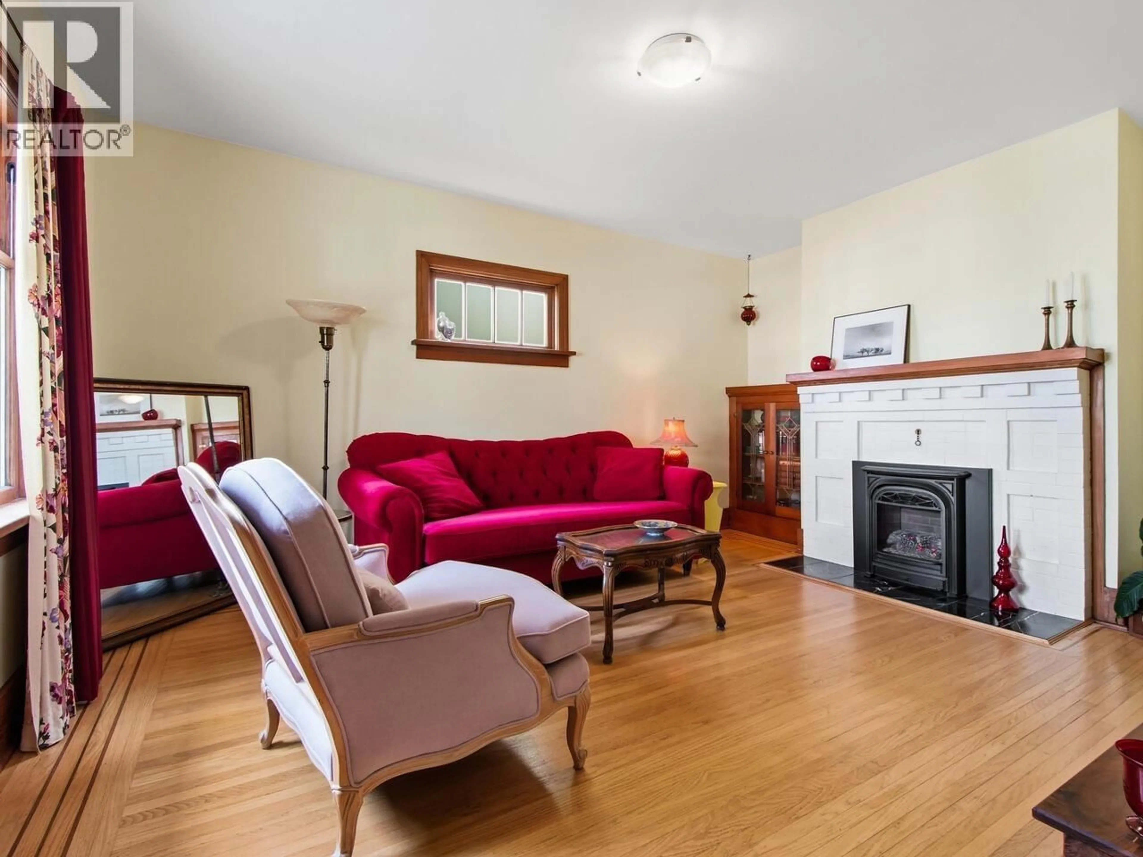 Living room with furniture, wood/laminate floor for 2076 TURNER STREET, Vancouver British Columbia V5L2A3
