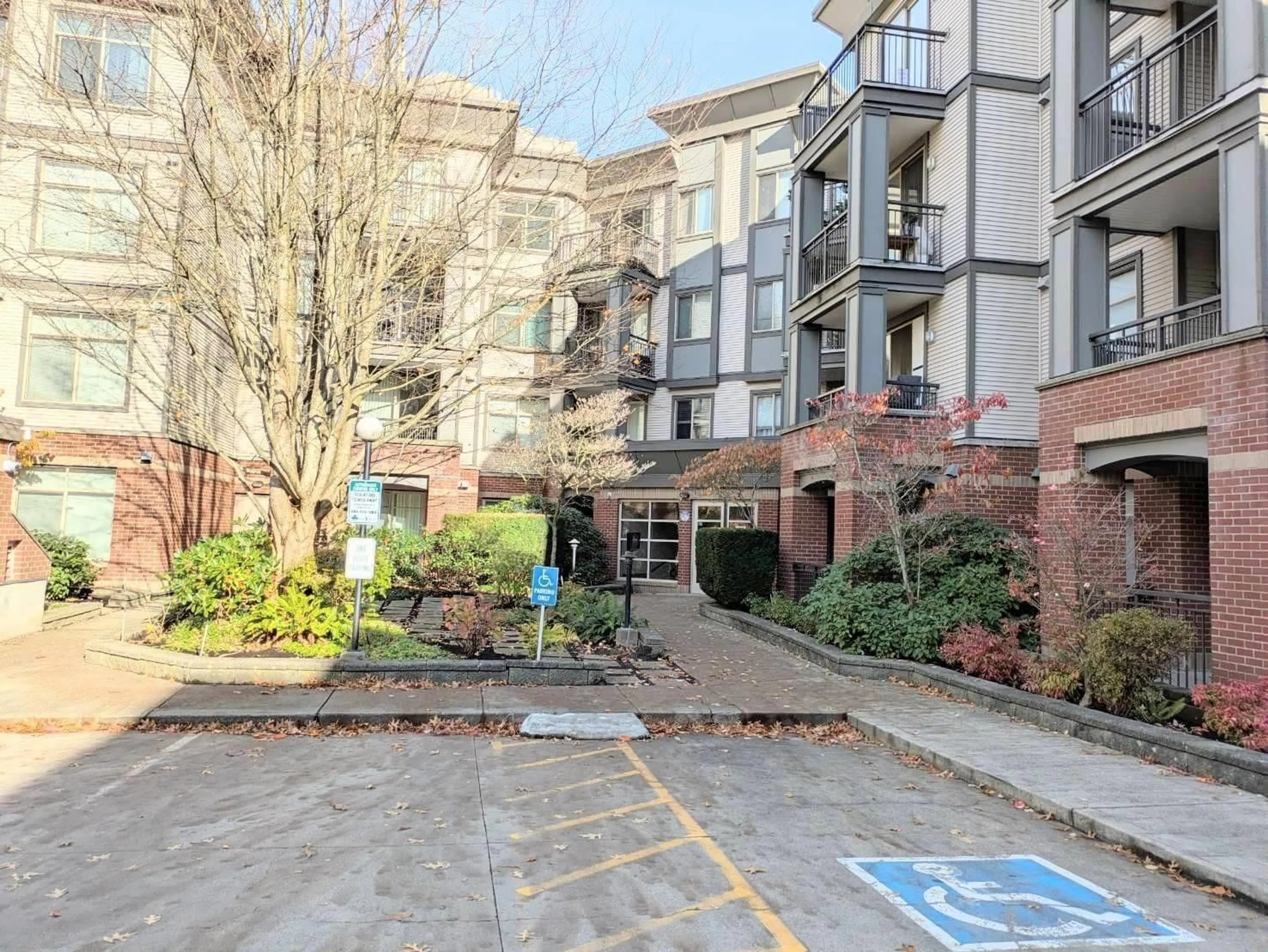 Patio, street for 106 - 10499 UNIVERSITY DRIVE, Surrey British Columbia V3T0A4