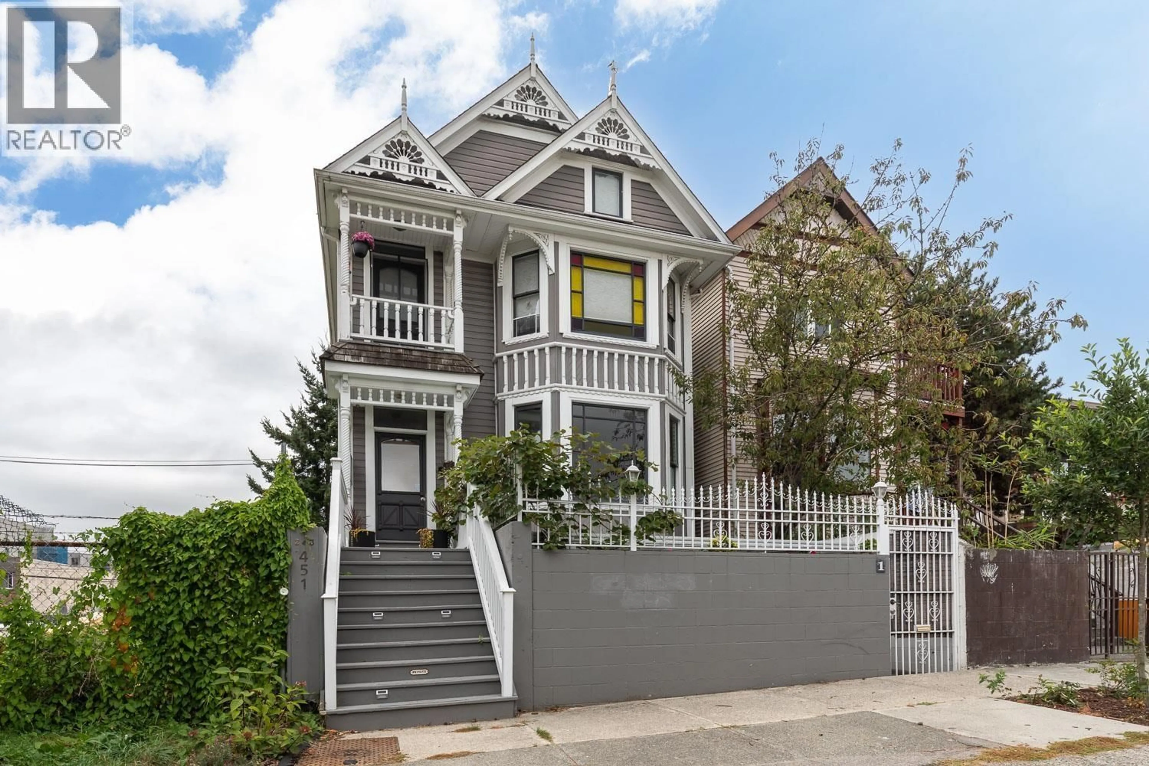 Home with vinyl exterior material, street for 1 - 451 PENDER STREET, Vancouver British Columbia V6A1V2
