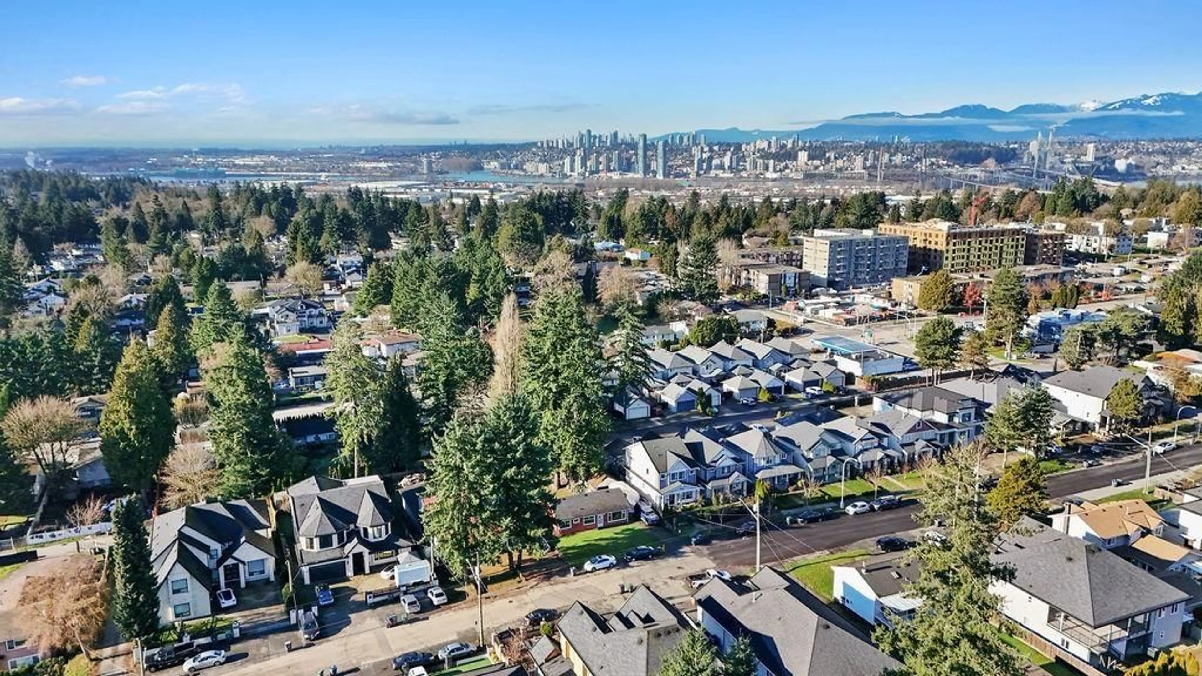 A pic from outside/outdoor area/front of a property/back of a property/a pic from drone, unknown for 10131 128A STREET, Surrey British Columbia V3T3E5