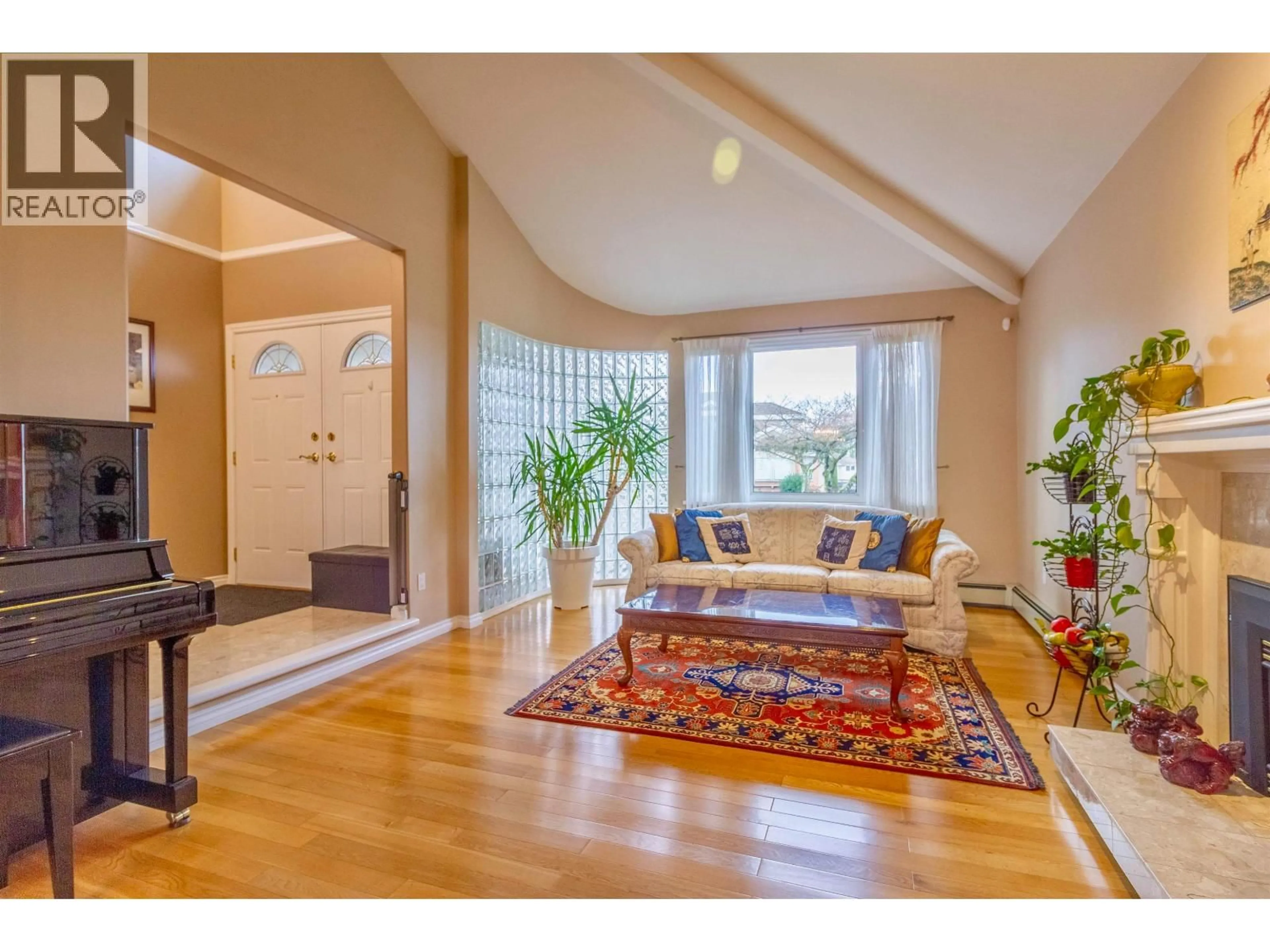 Indoor entryway for 7470 ALMOND PLACE, Burnaby British Columbia V3N4V5