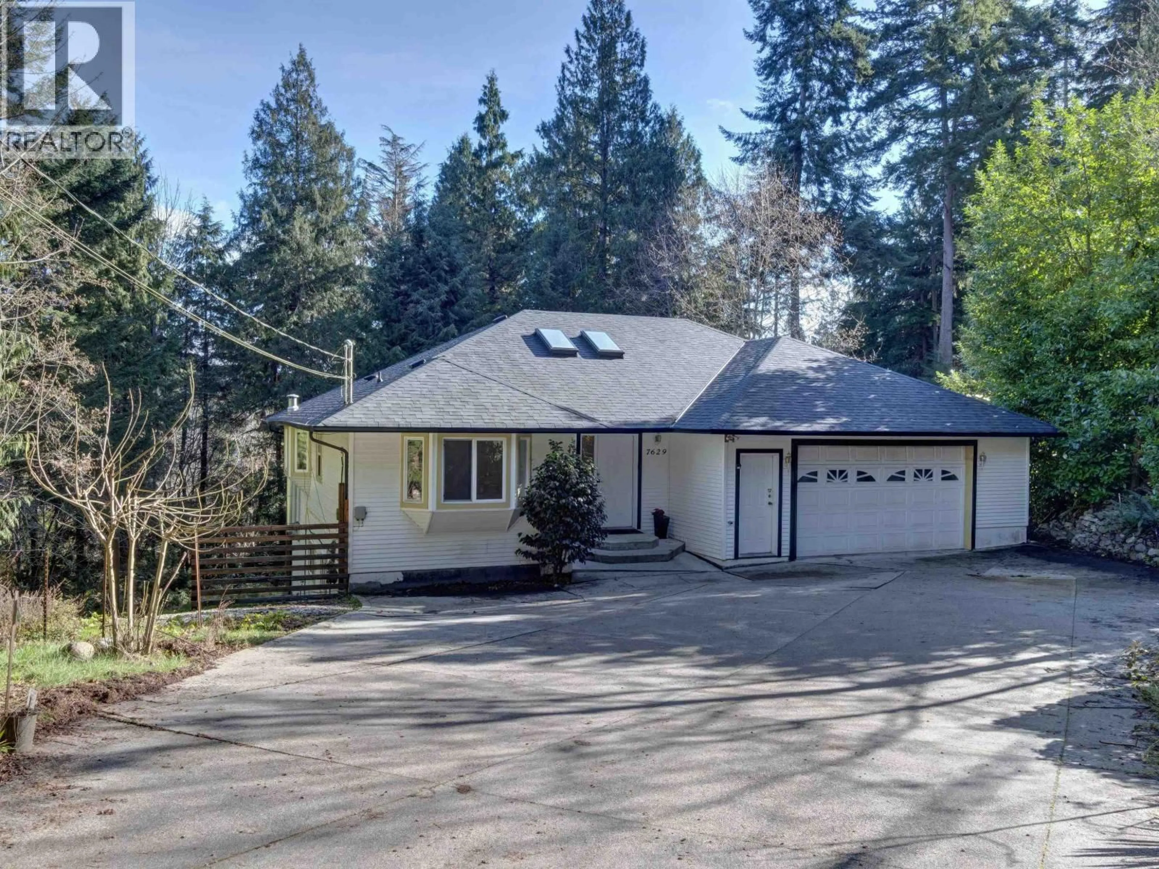 A pic from outside/outdoor area/front of a property/back of a property/a pic from drone, street for 7629 REDROOFFS ROAD, Halfmoon Bay British Columbia V7Z1C4