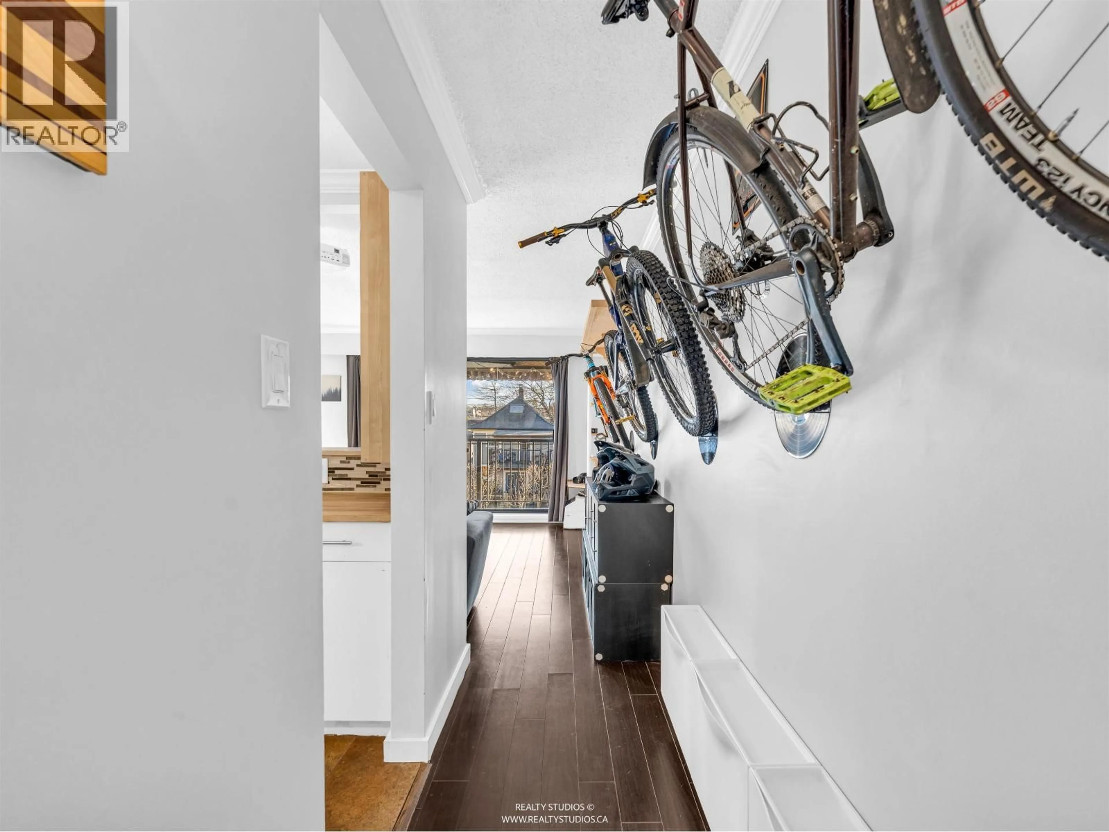 Indoor entryway for 306 - 2222 CAMBRIDGE STREET, Vancouver British Columbia V5L1E6