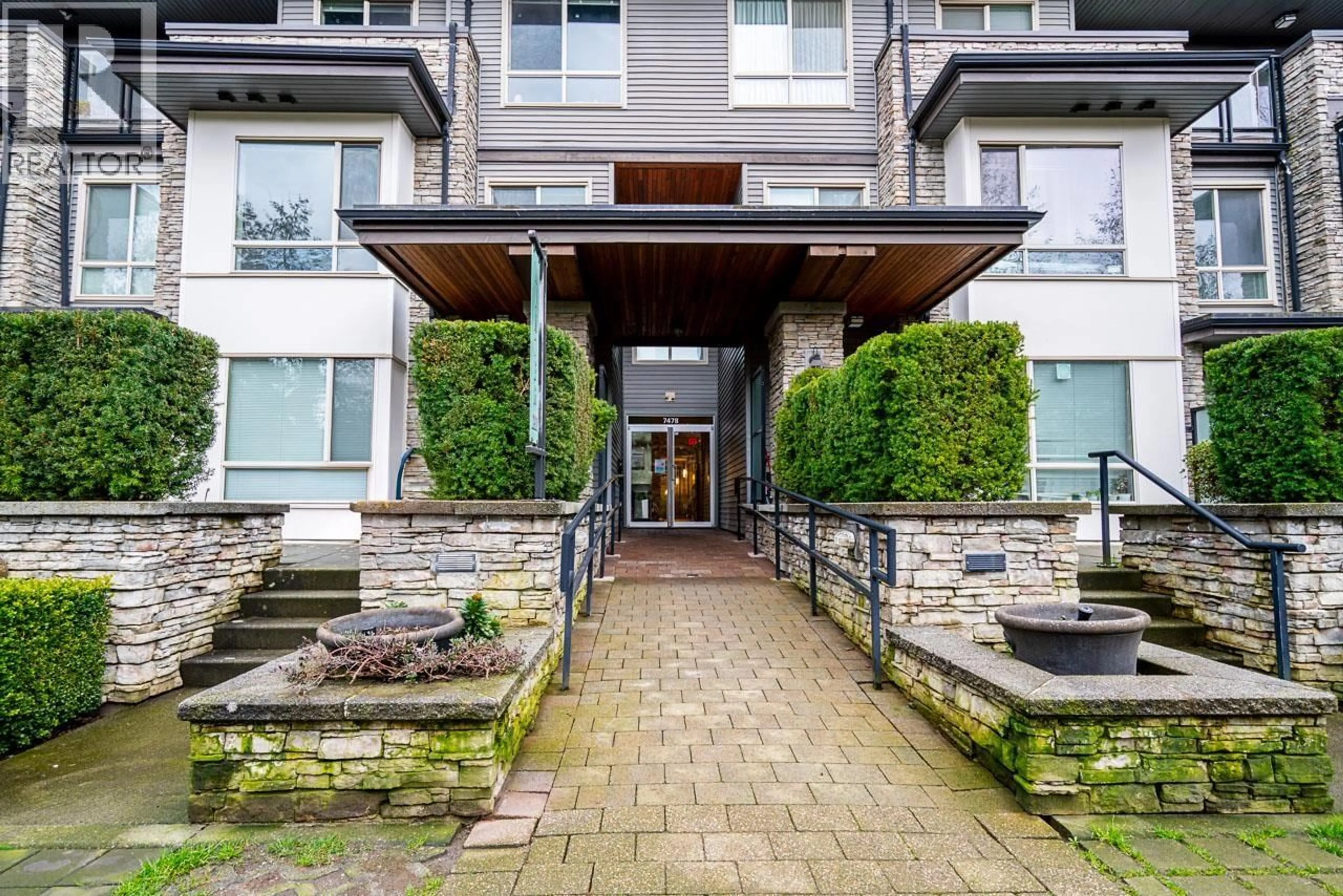 Patio, unknown for 404 - 7478 BYRNEPARK WALK, Burnaby British Columbia V3N0B5