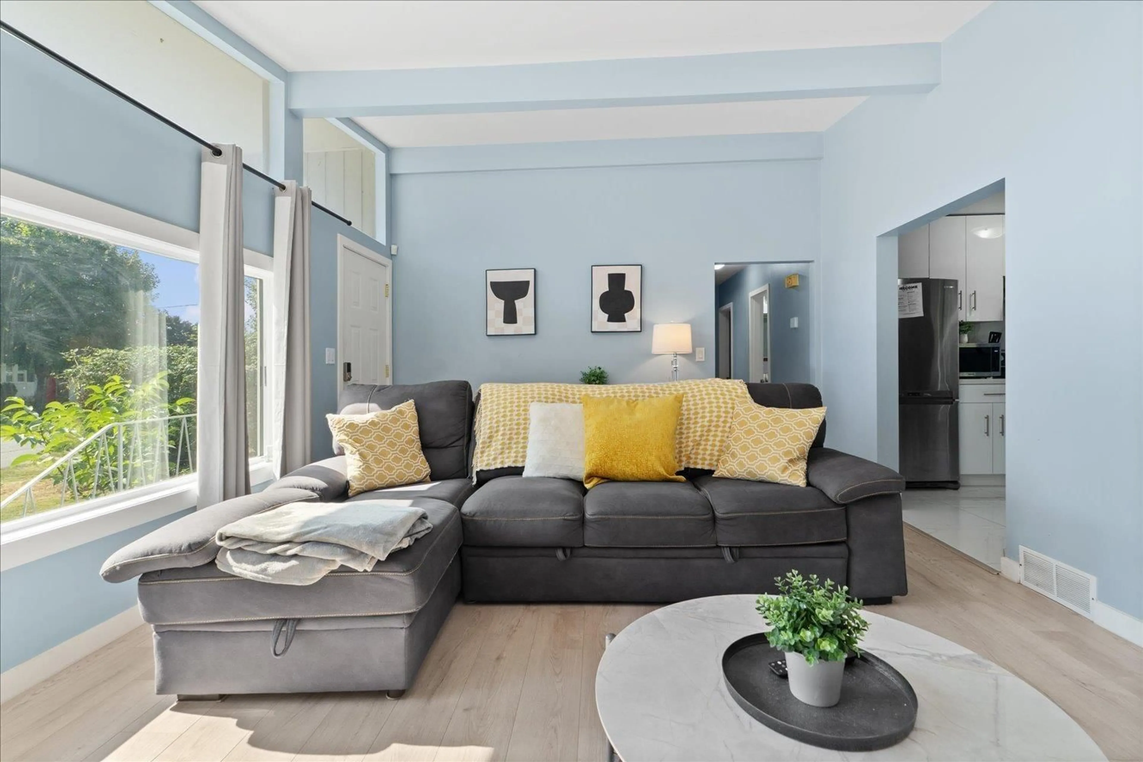 Living room with furniture, unknown for 45415 BARTON AVENUE, Chilliwack British Columbia V2P1L1